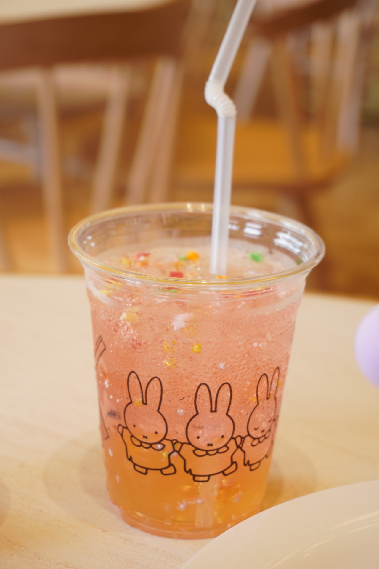 マスカット味のゼリーと星のトッピングで食感が楽しい「ミッフィーのセレブレーションソーダ」（700円）