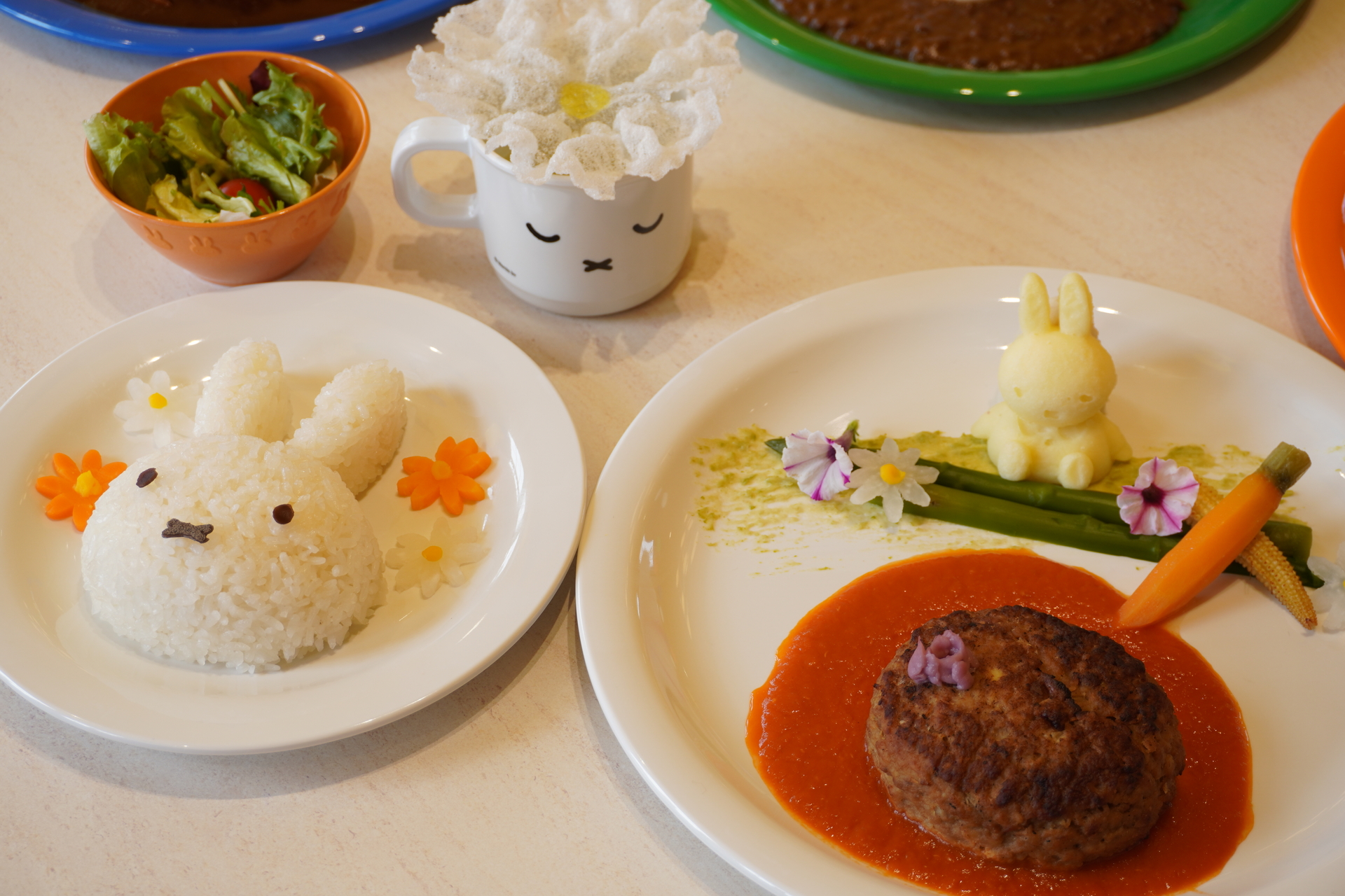 チーズインハンバーグに彩り豊かな食材を添えた「ミッフィーのセレブレーションハンバーグ」（2500円）