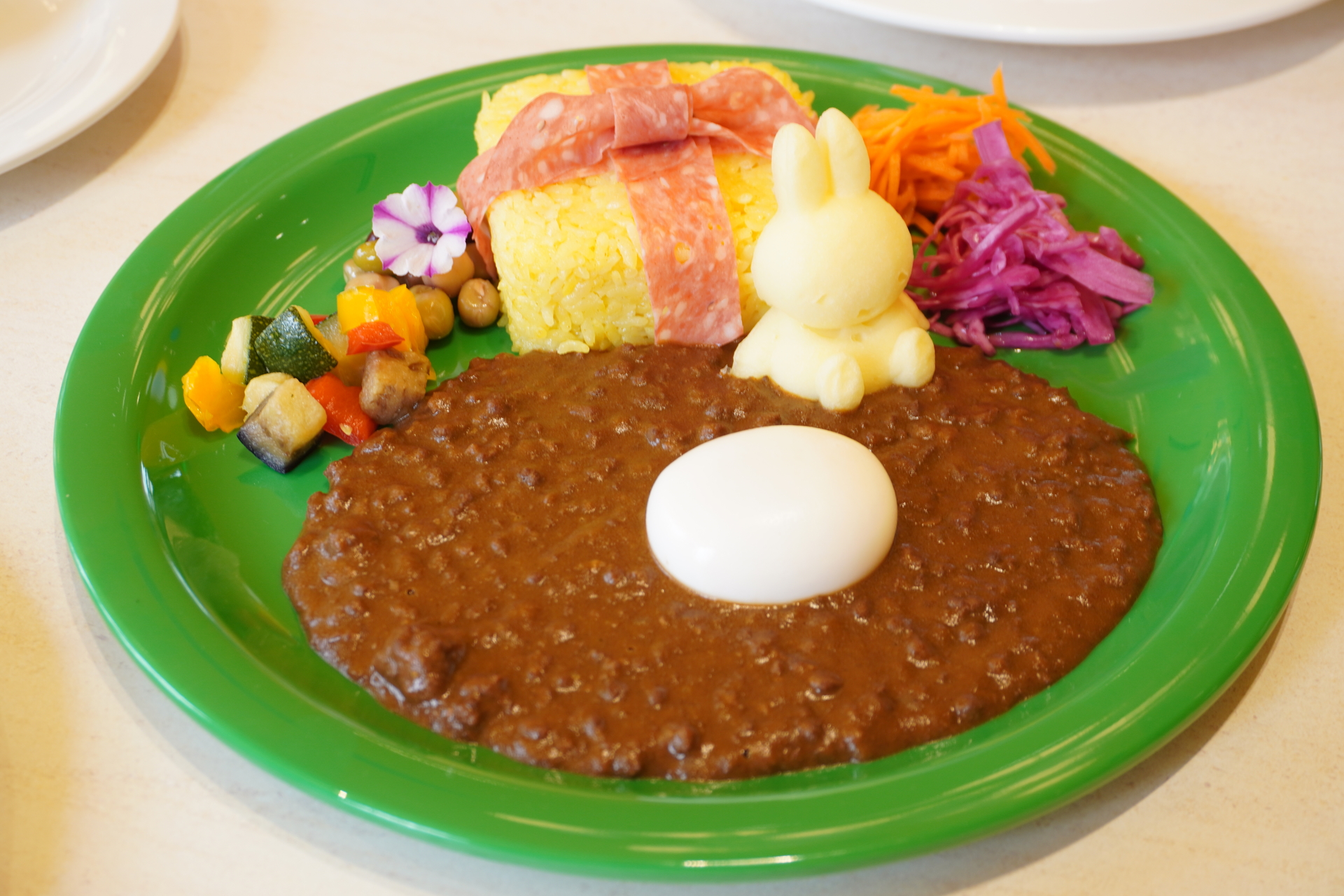 プレゼントの形をしたバターライスとほどよい辛さのキーマカレーが相性ばつぐん「ミッフィーのわくわくギフトカレー」（2000円）