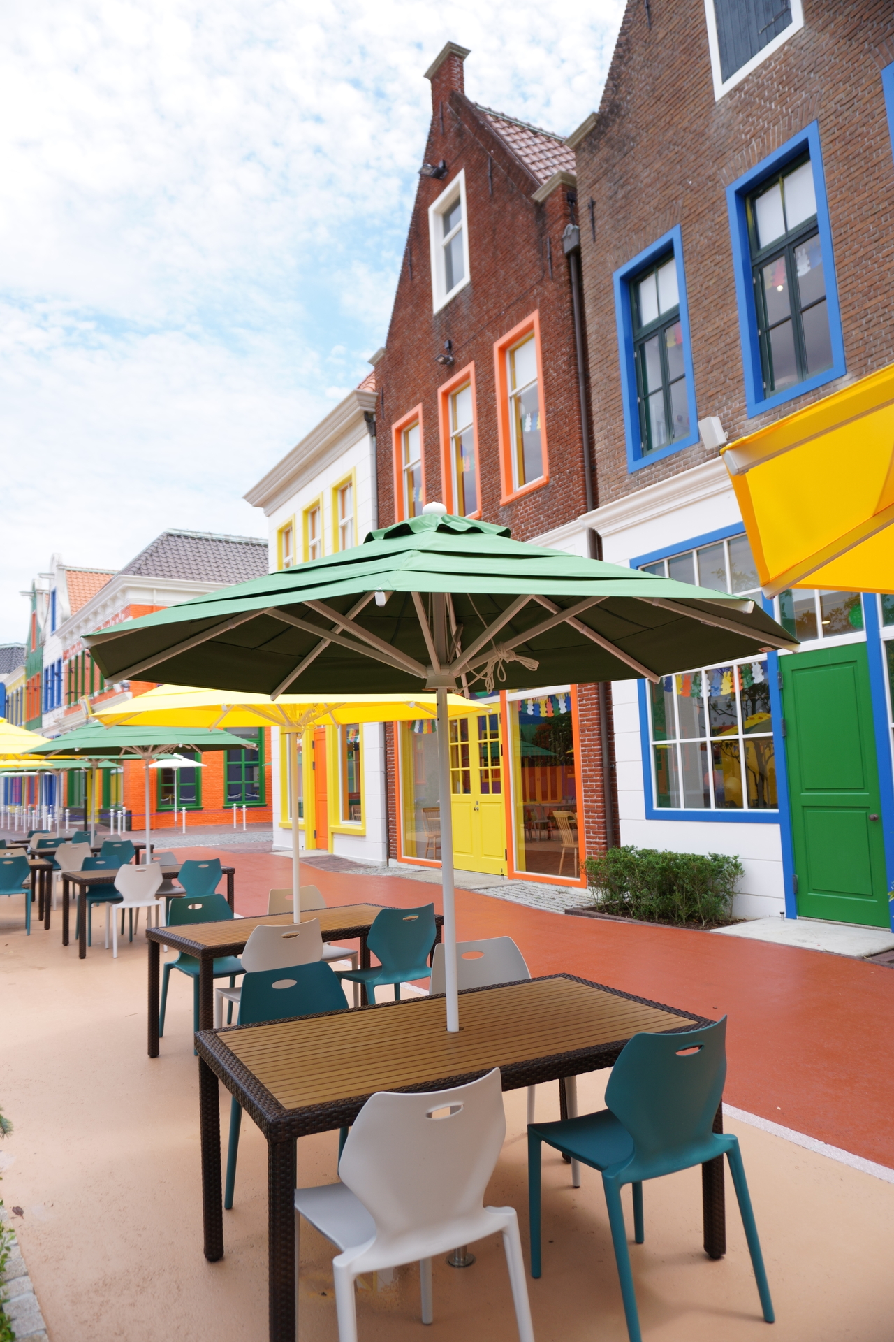 パラソル付きのテラス席でピクニック気分を楽しもう