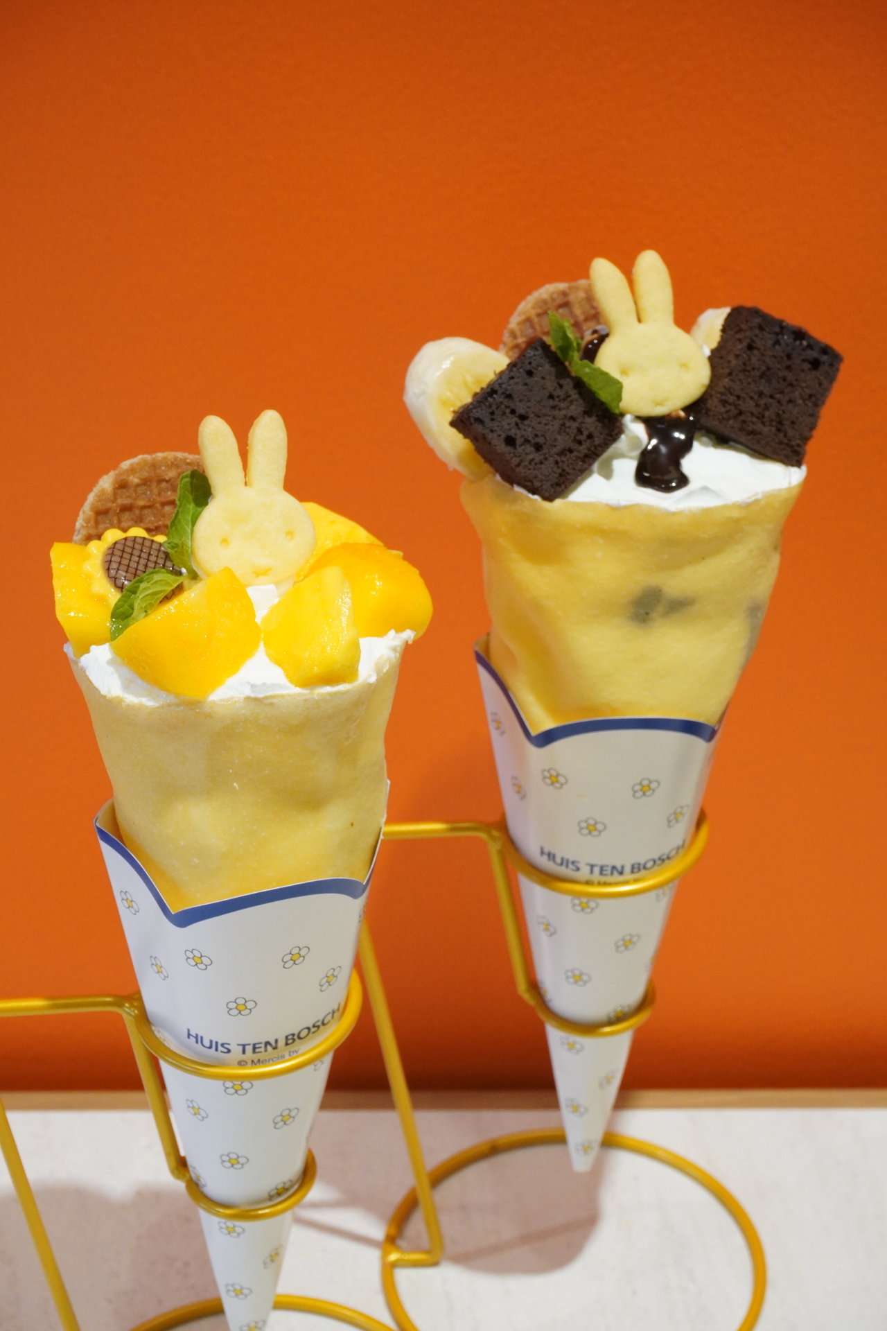 ミッフィーのチョコバナナクレープ/マンゴークレープ（各950円）