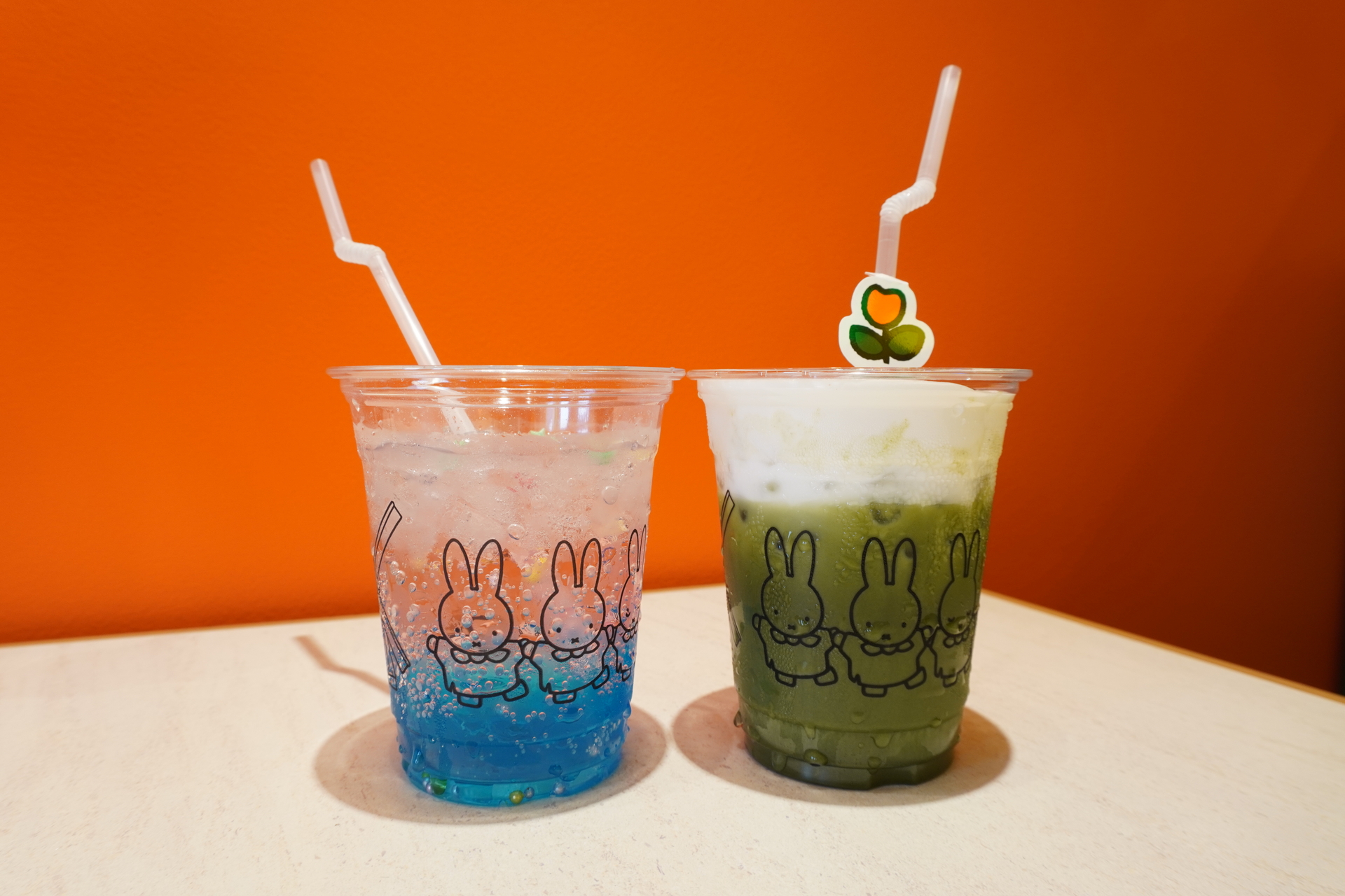 ミッフィーのきらきら青空ソーダ（700円）、ミッフィーのふわふわそのぎ抹茶ラテ（800円）