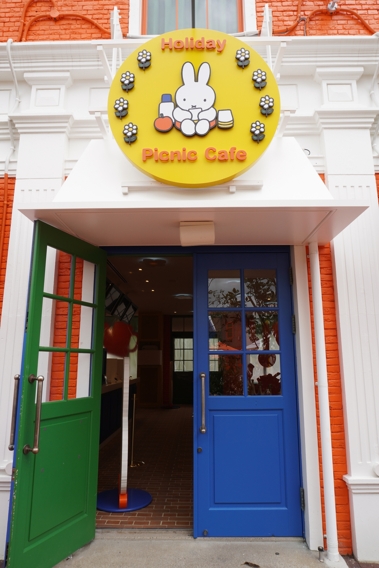 パラソル付きのテラス席でピクニック気分を楽しもう