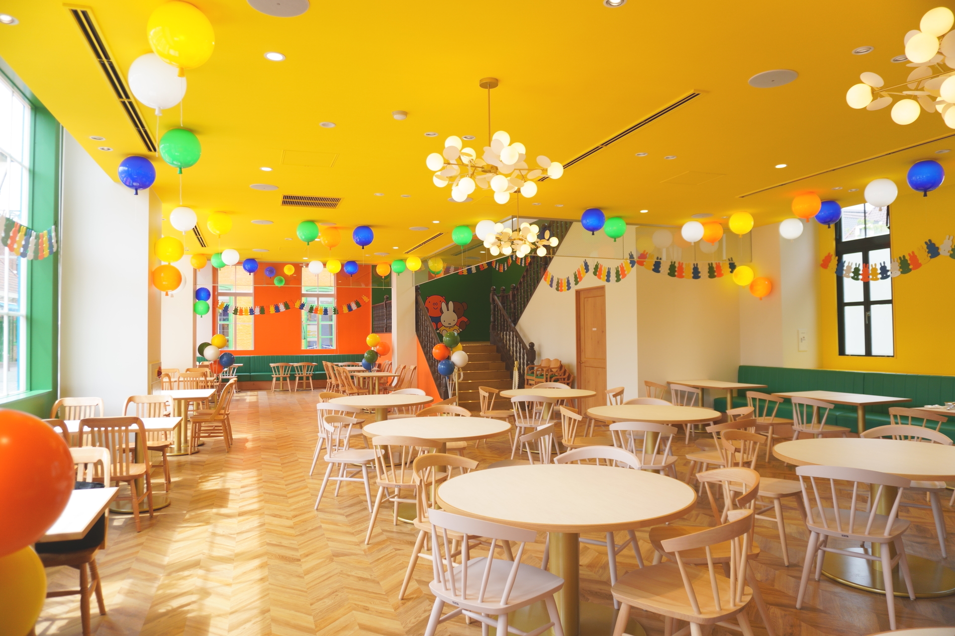 1階・2階にテーブル席が多数あり、ゆったりと食事を楽しめる