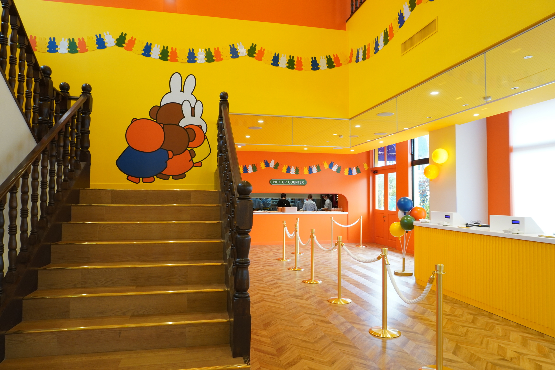 1階・2階にテーブル席が多数あり、ゆったりと食事を楽しめる