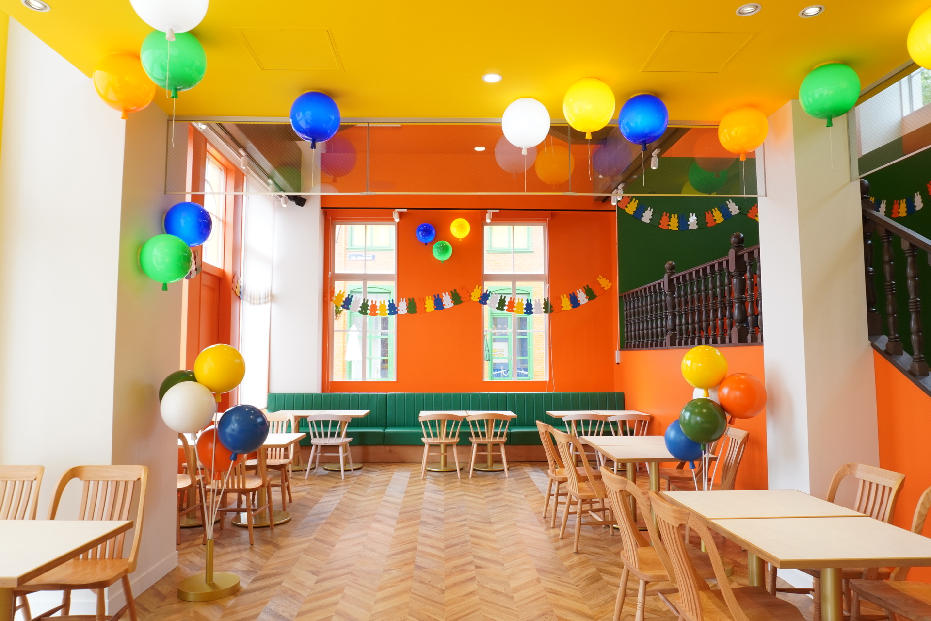 1階・2階にテーブル席が多数あり、ゆったりと食事を楽しめる