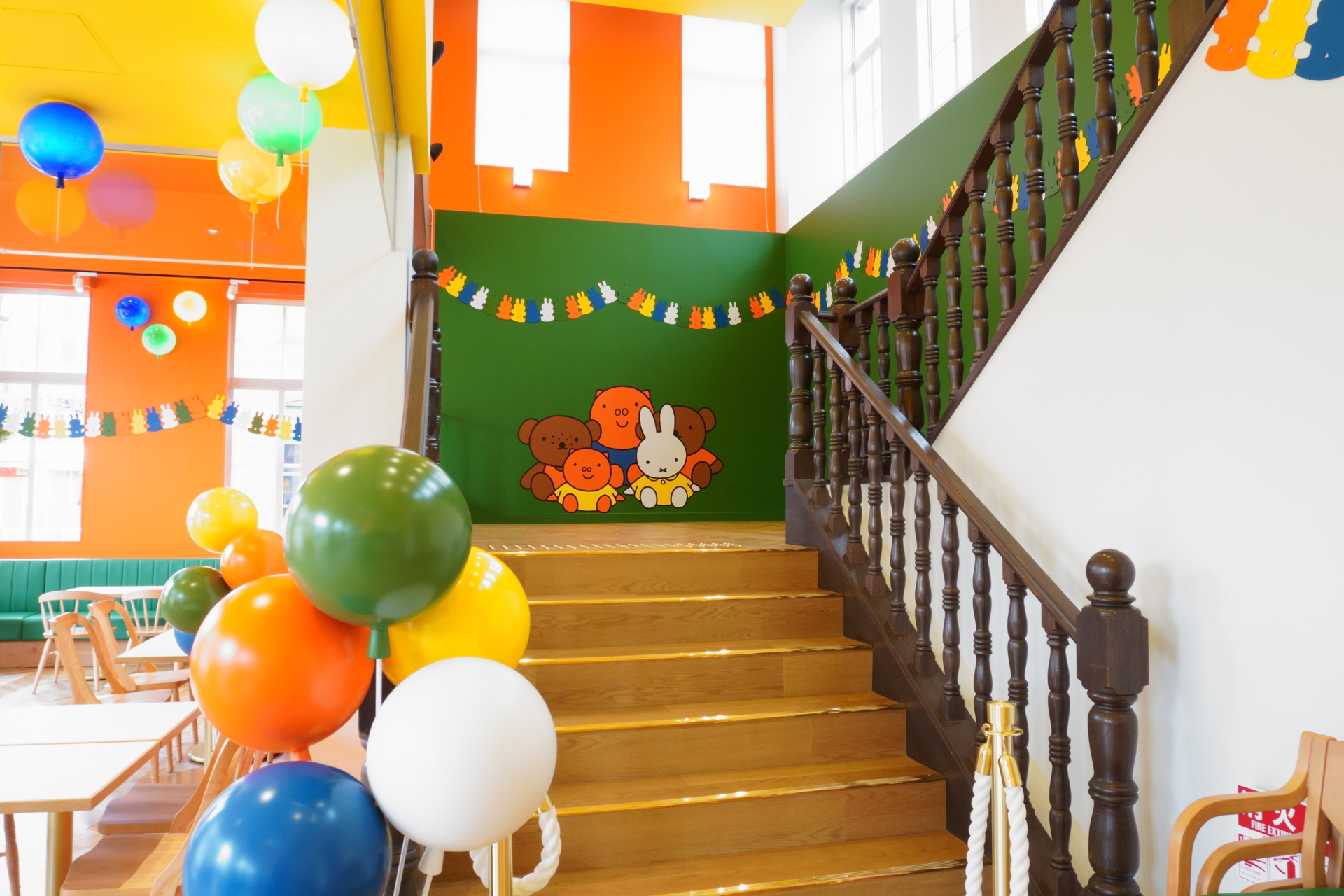 1階・2階にテーブル席が多数あり、ゆったりと食事を楽しめる