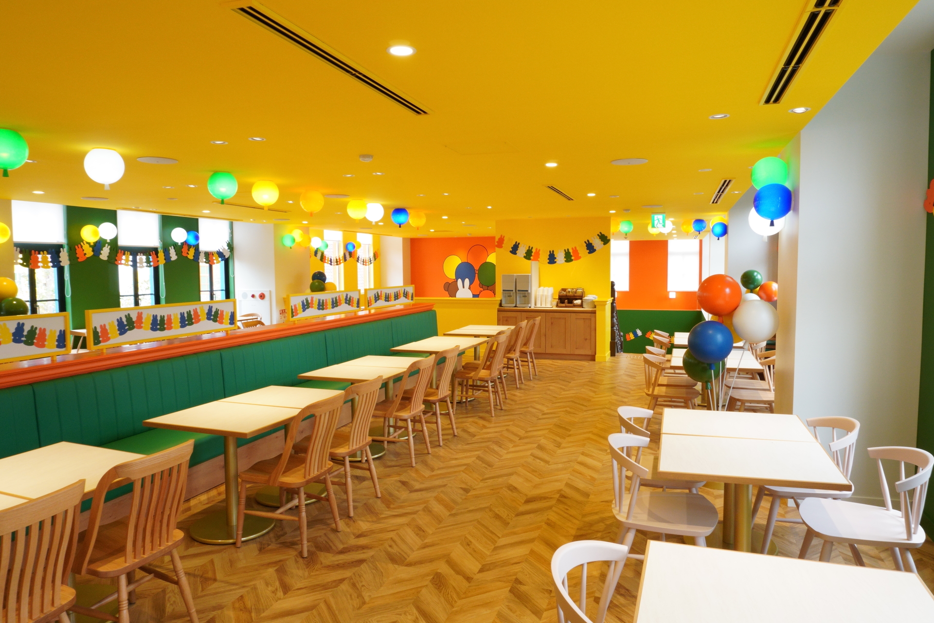 1階・2階にテーブル席が多数あり、ゆったりと食事を楽しめる