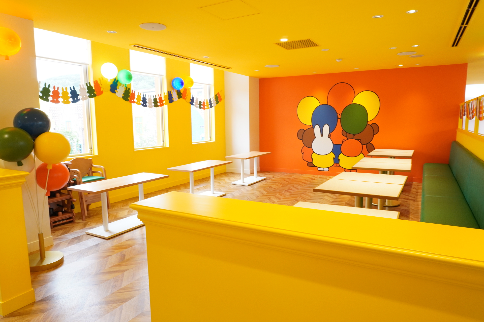 1階・2階にテーブル席が多数あり、ゆったりと食事を楽しめる