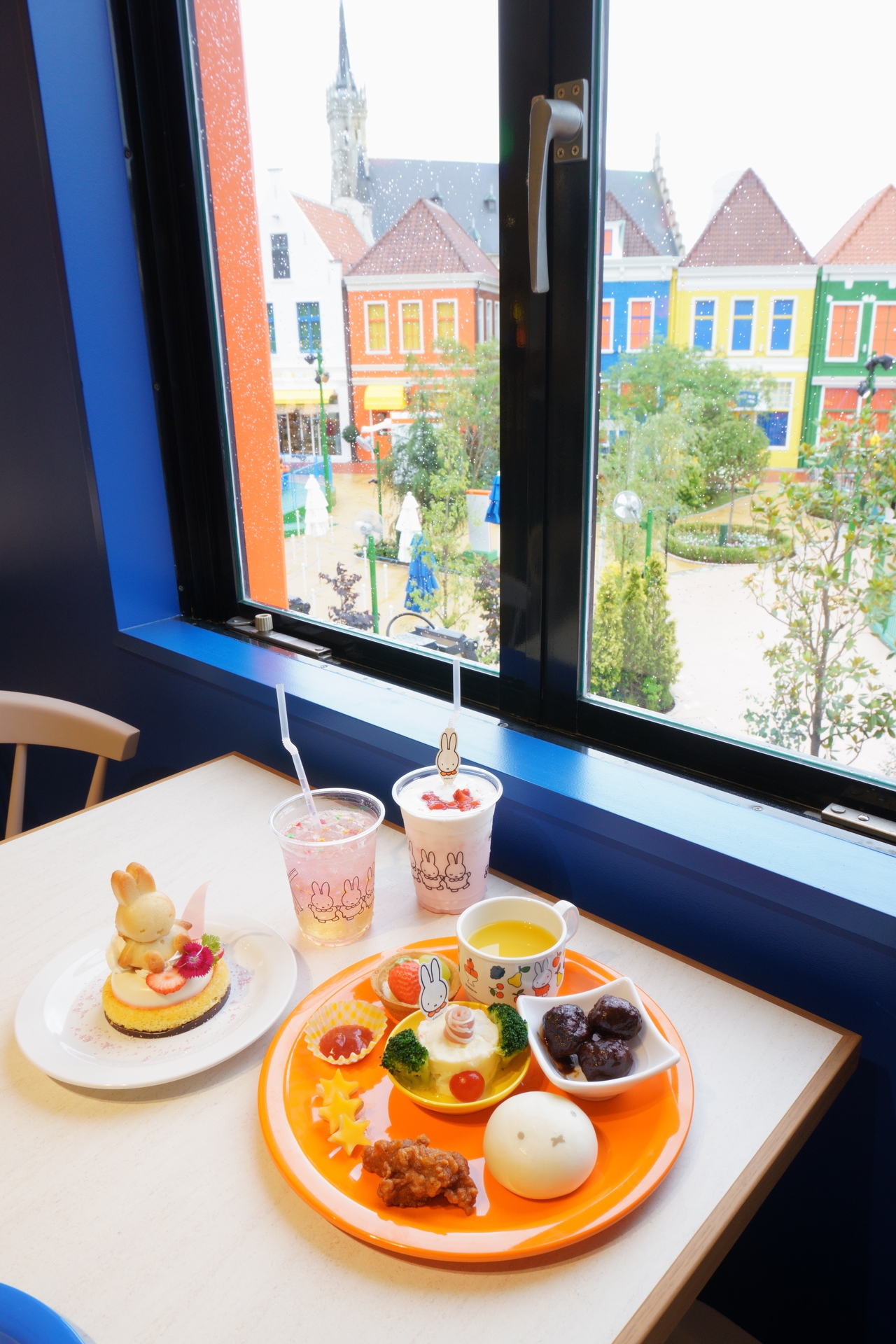 2階の窓側席からエリアを一望できる