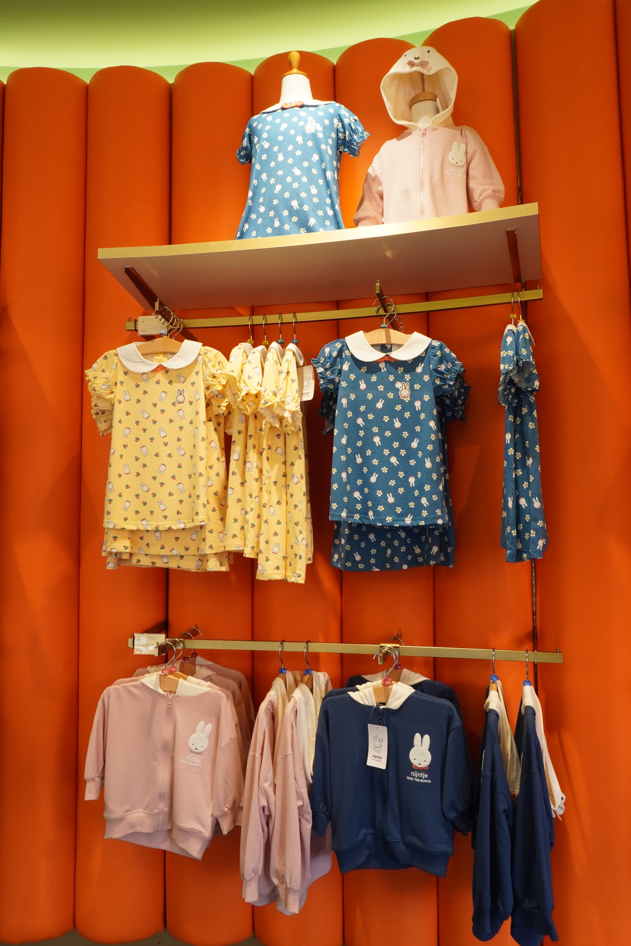 中段「ミッフィー キッズワンピース」（2色・各4800円）