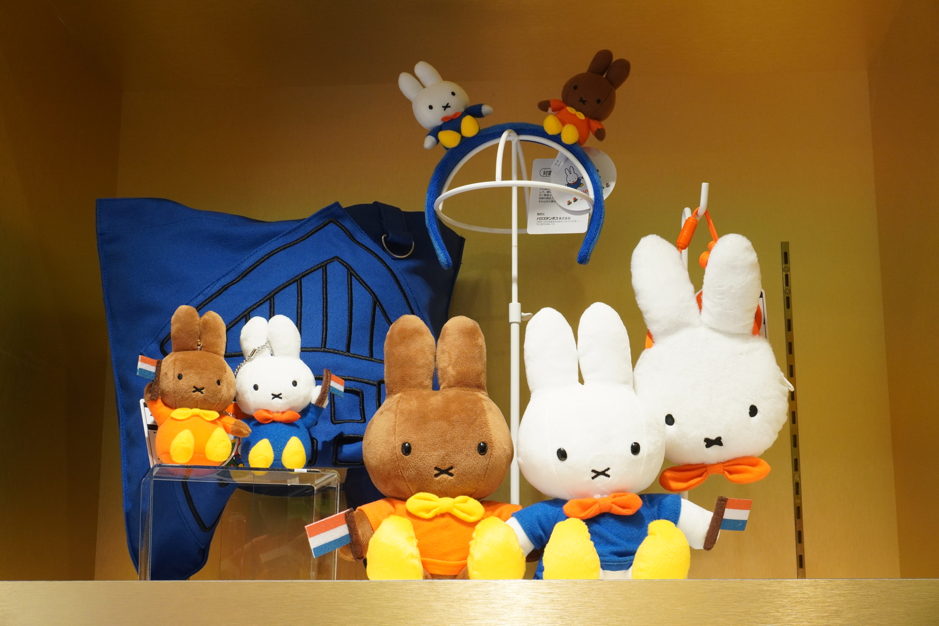 シリーズごとにぬいぐるみやカチューシャが並んでいるので選びやすい