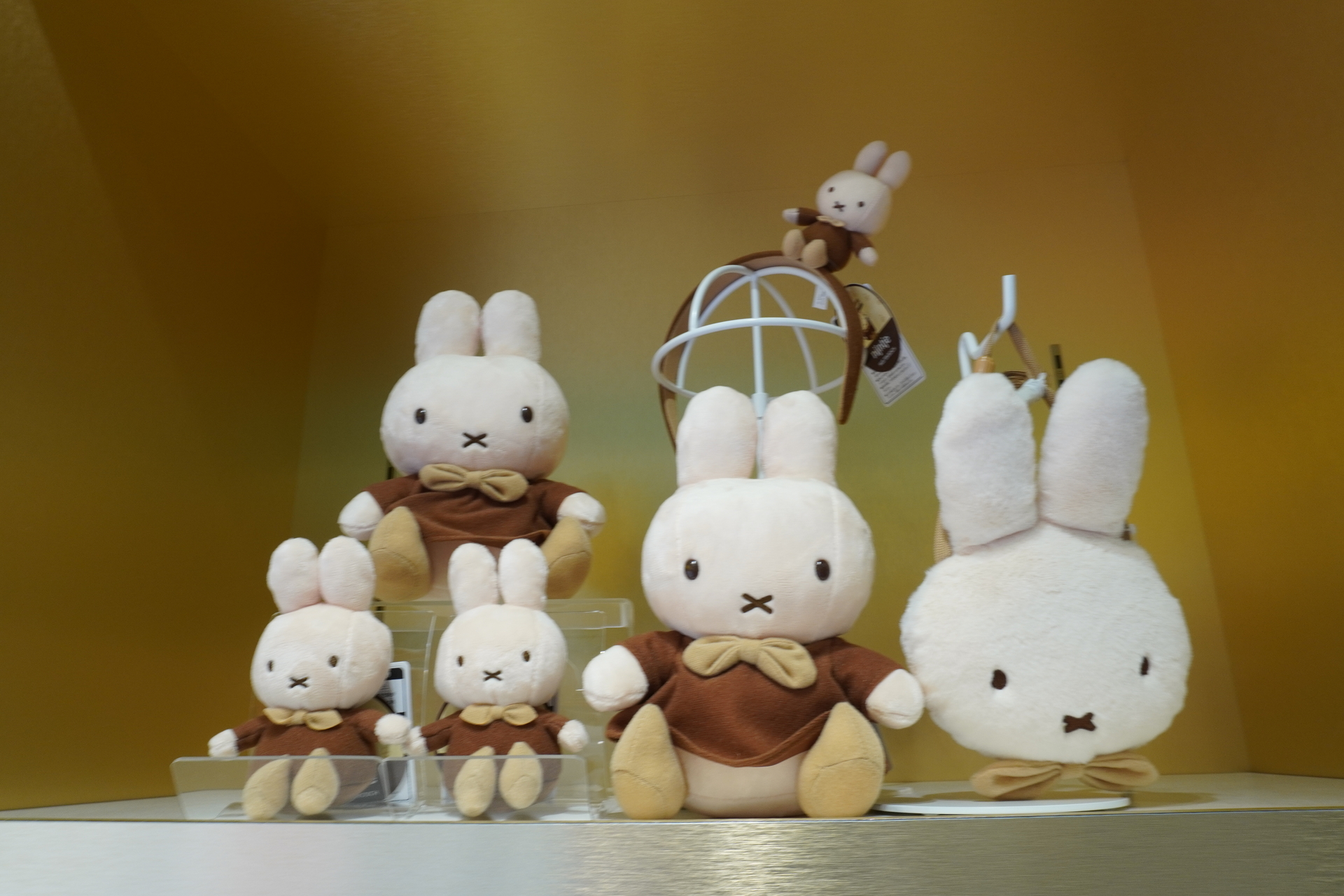 シリーズごとにぬいぐるみやカチューシャが並んでいるので選びやすい