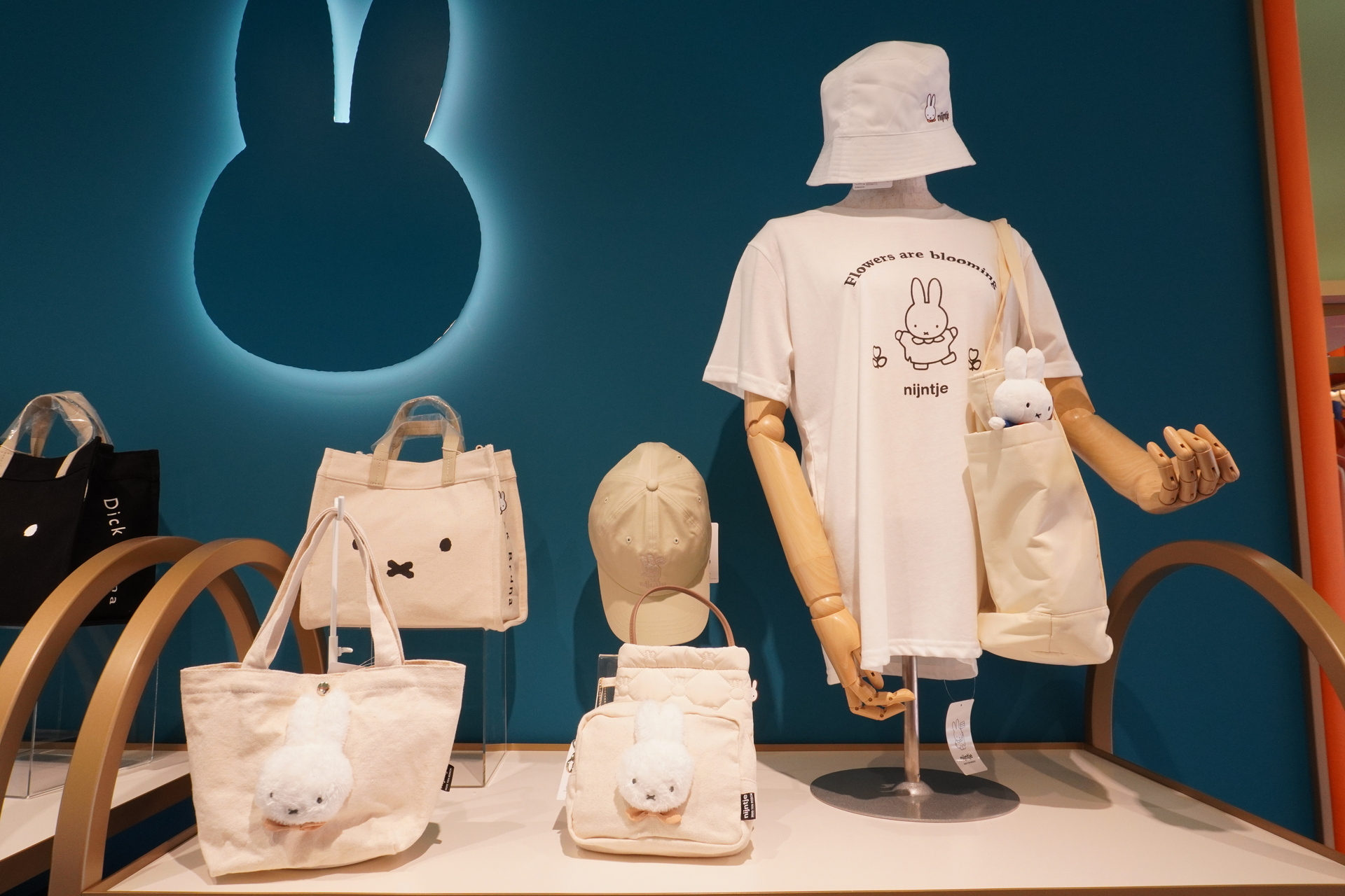 シンプルなファッションアイテムも