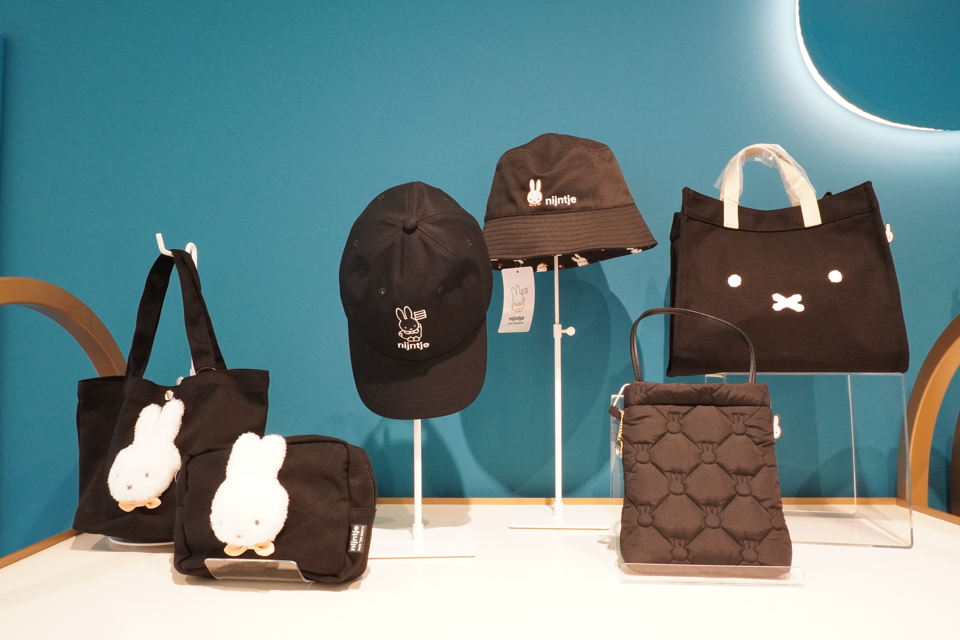 シンプルなファッションアイテムも