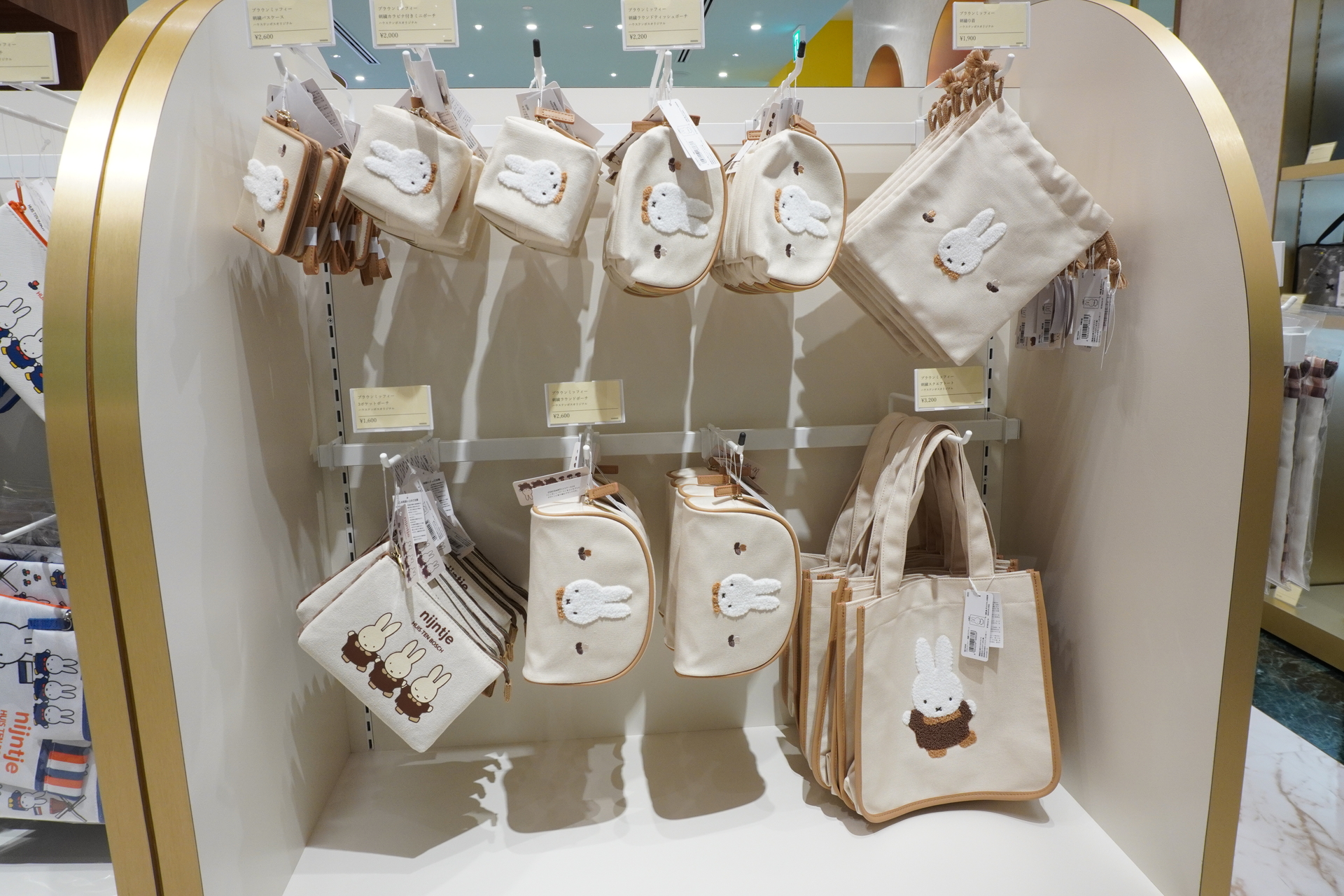 シンプルなファッションアイテムも