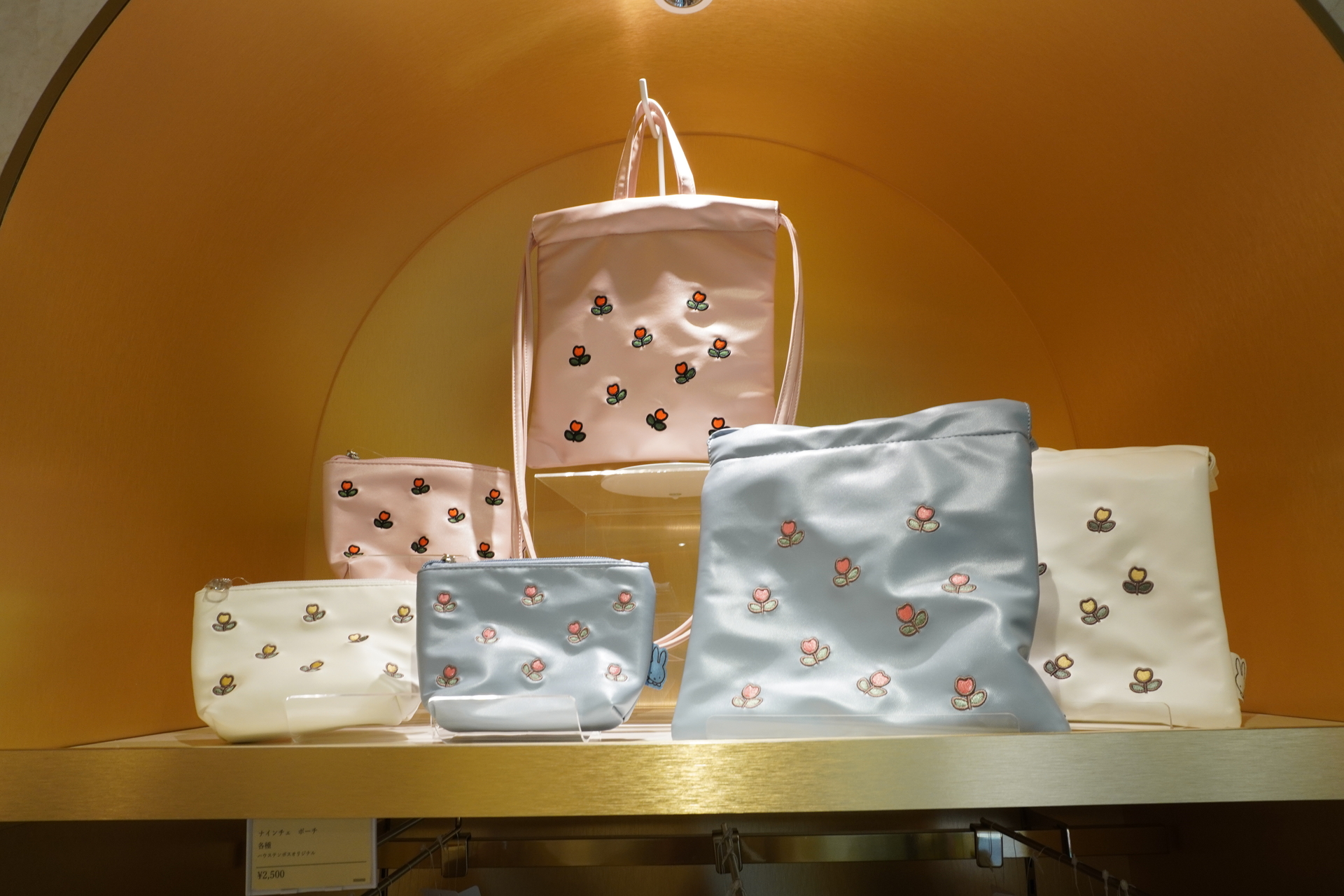 シンプルなファッションアイテムも