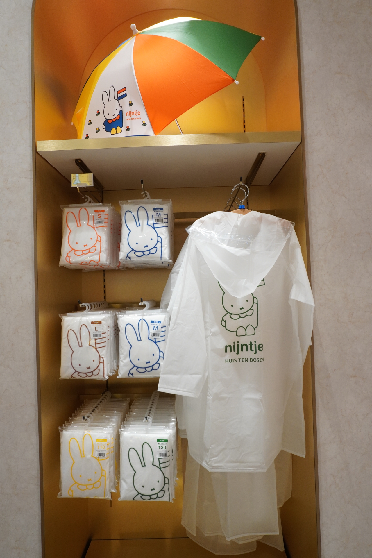 雨具や小物をまとめるのに便利なポーチ