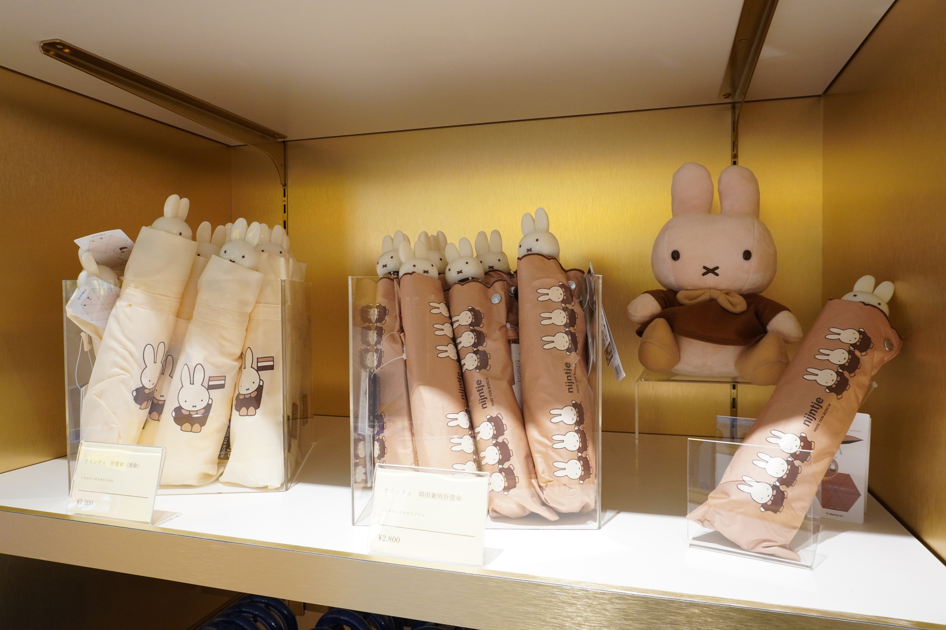 雨具や小物をまとめるのに便利なポーチ