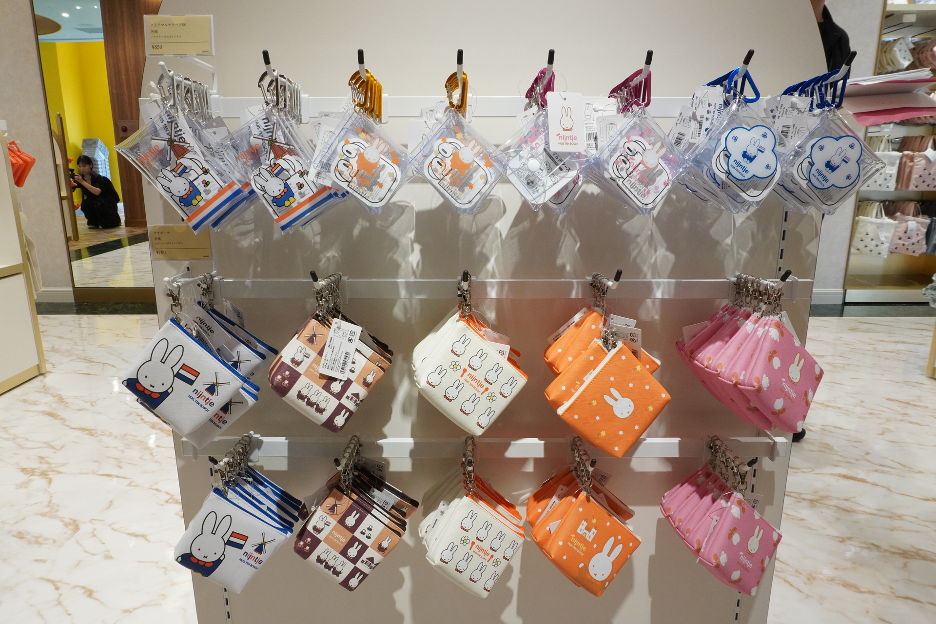 雨具や小物をまとめるのに便利なポーチ