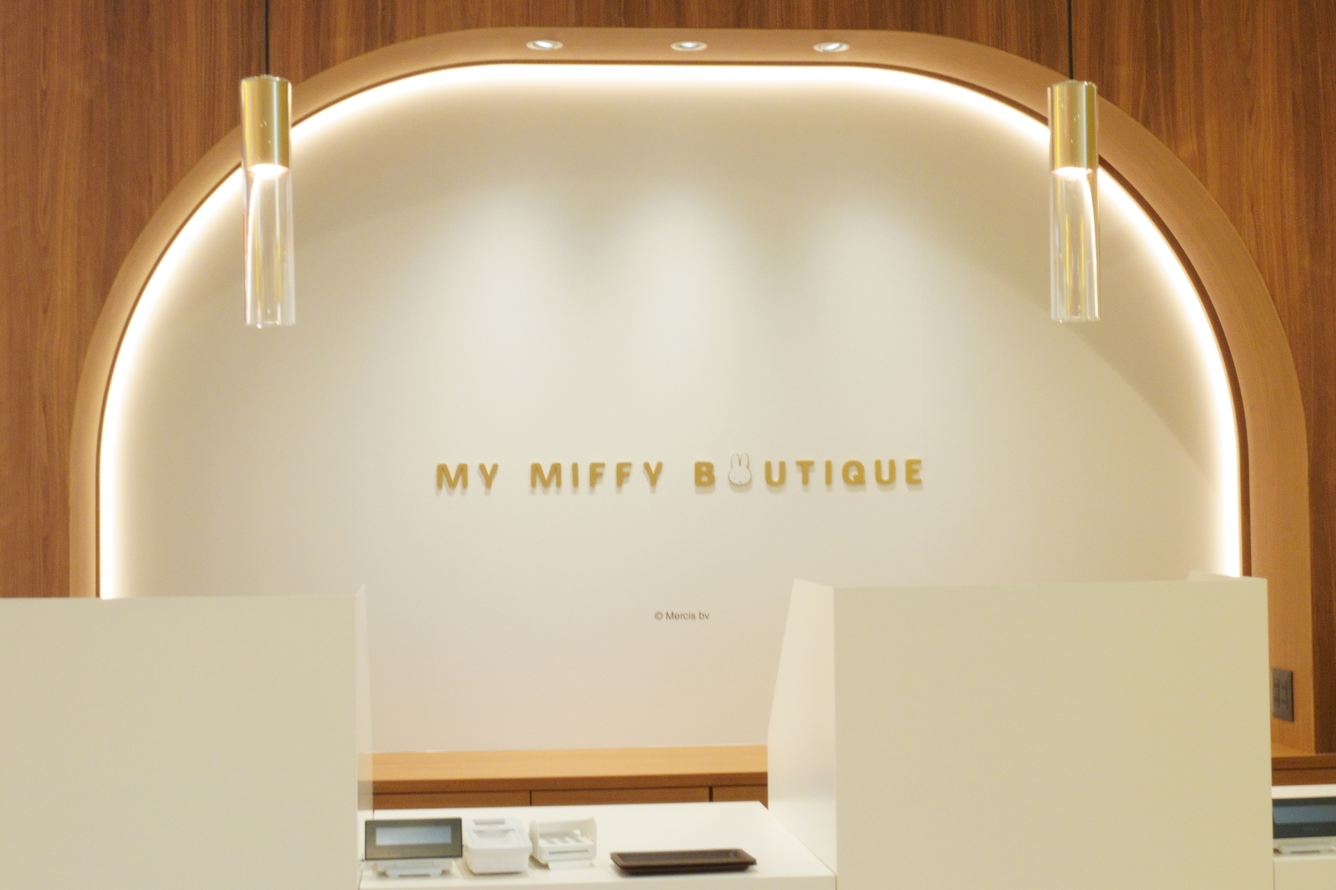 店内はセレクトショップらしい高級感のあるデザイン