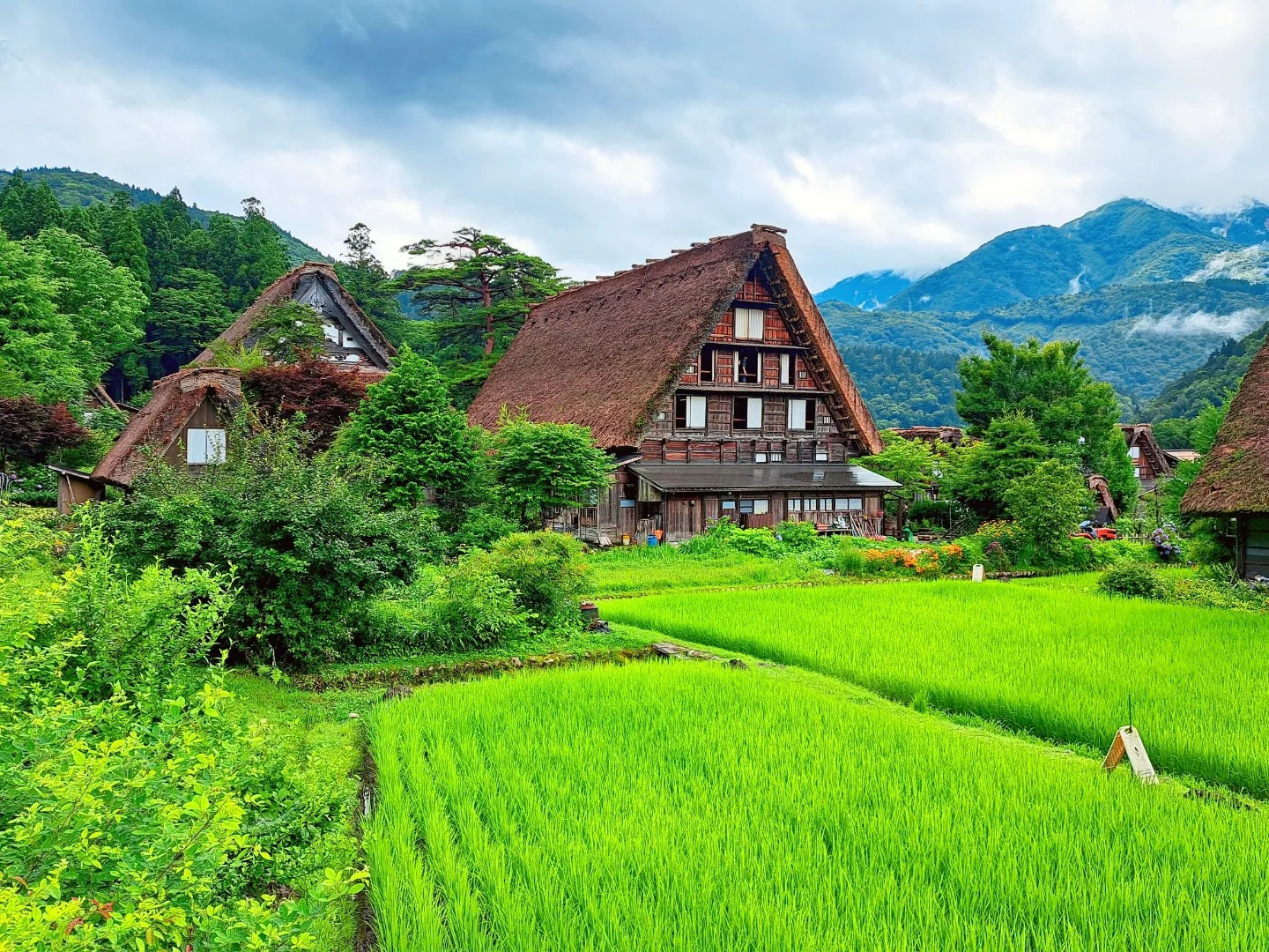 9位は岐阜県・富山県「白川郷・五箇山の合掌造り集」画像提供：白川郷観光協会