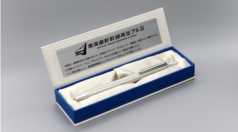 N700系で使われた再生アルミを再利用したボールペン