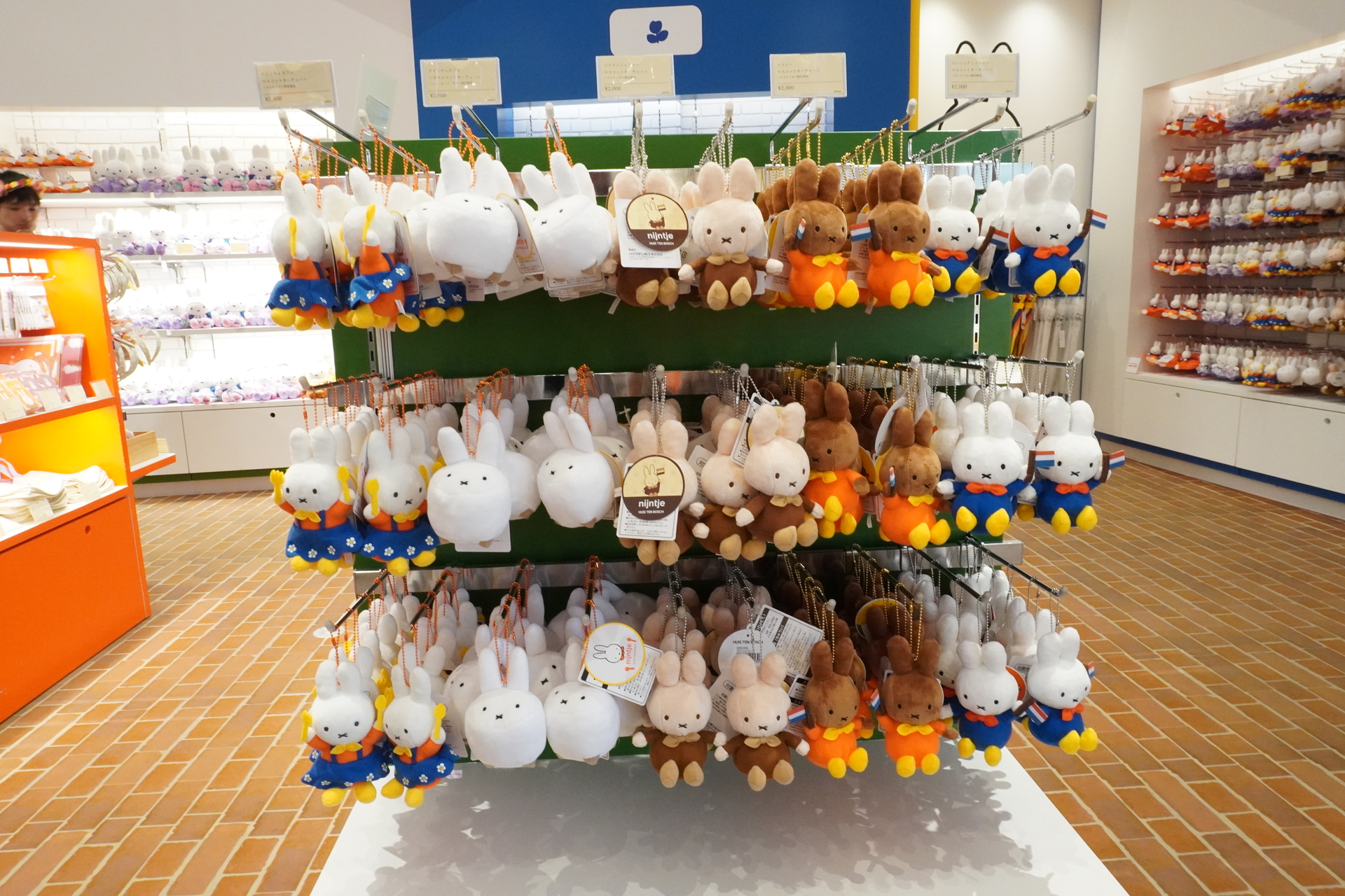 ハウステンボス限定カチューシャやマスコットもフルラインアップ