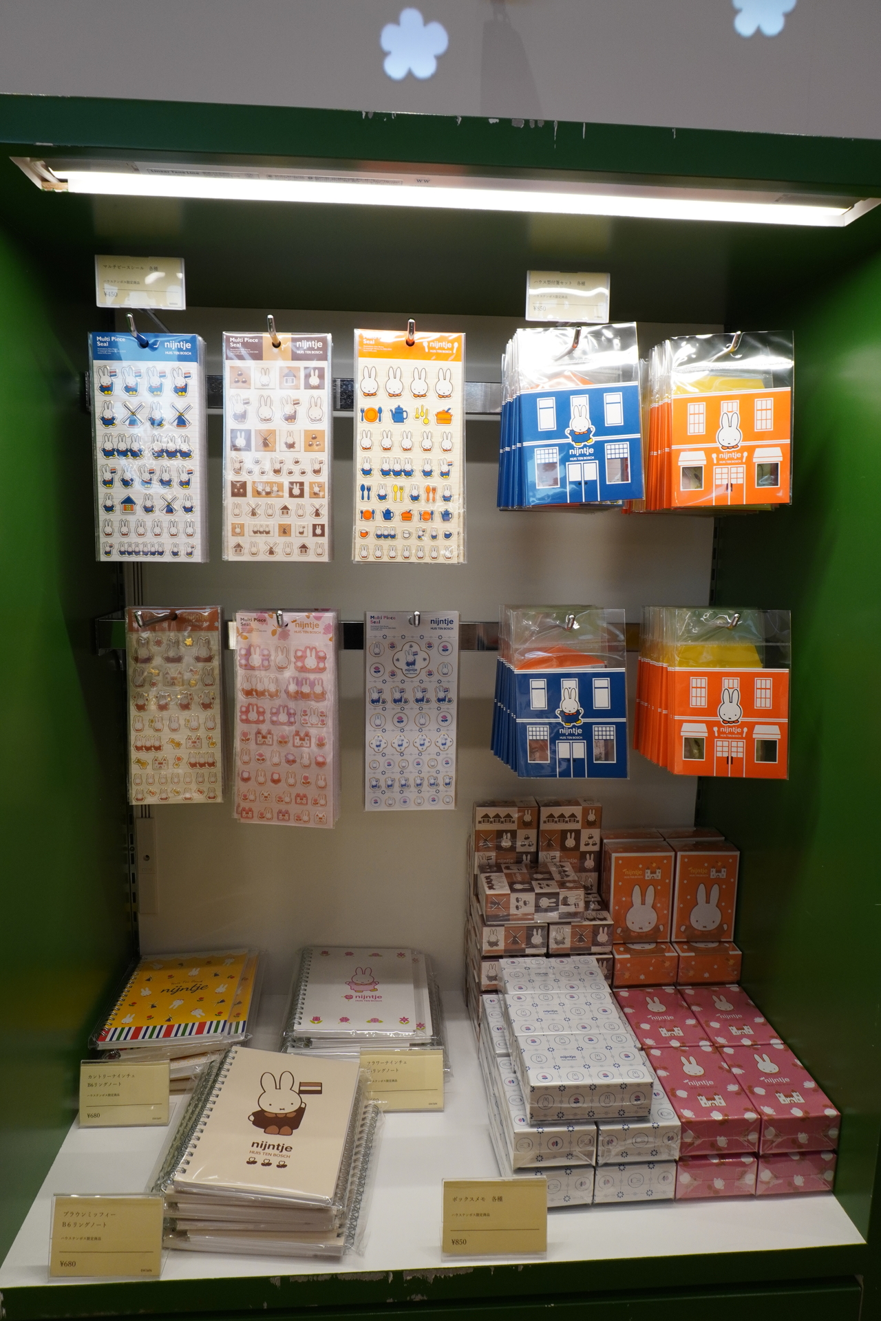 文具や雑貨がシリーズごとに並んでいる