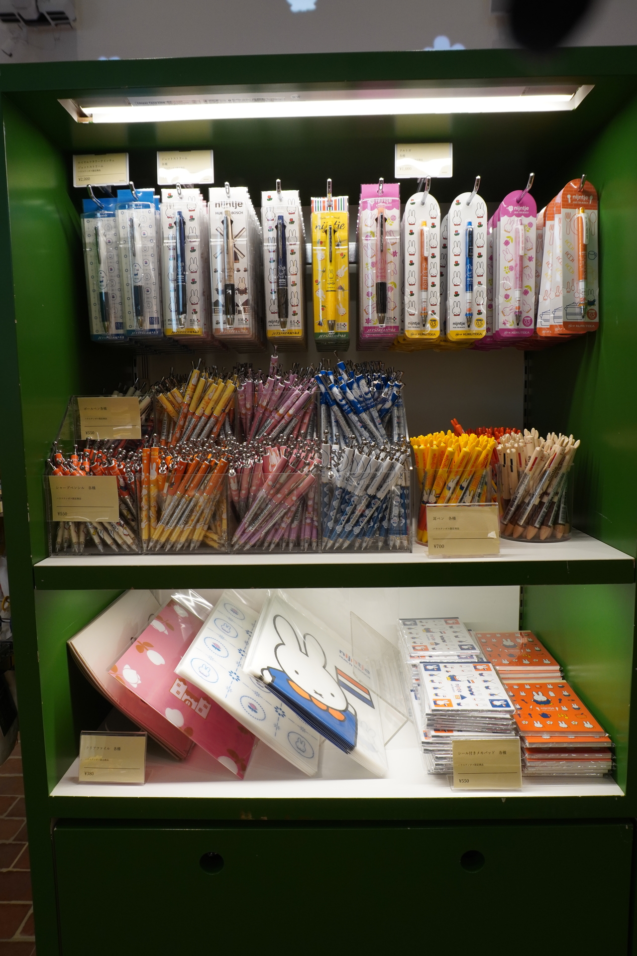 文具や雑貨がシリーズごとに並んでいる