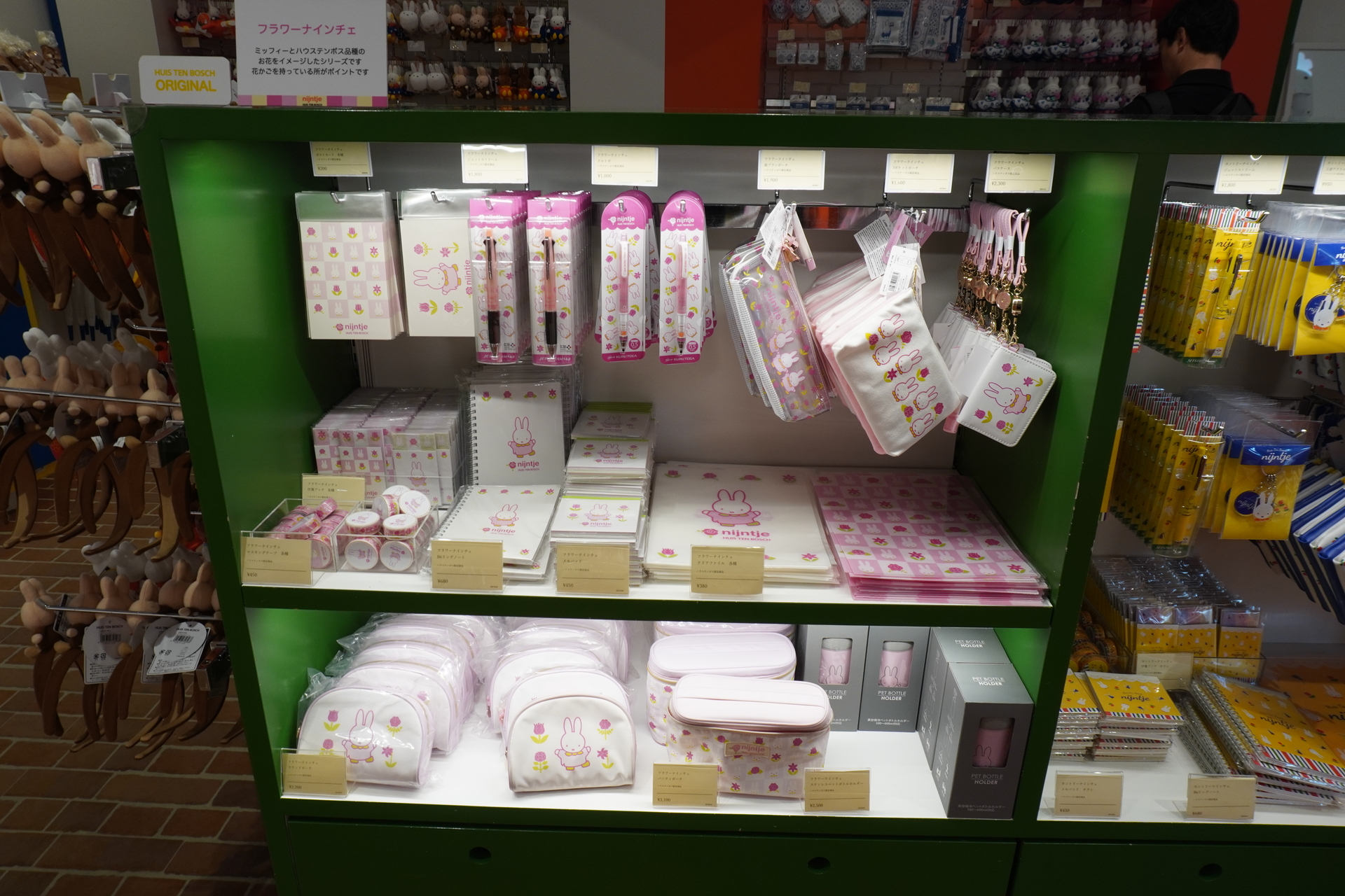 文具や雑貨がシリーズごとに並んでいる