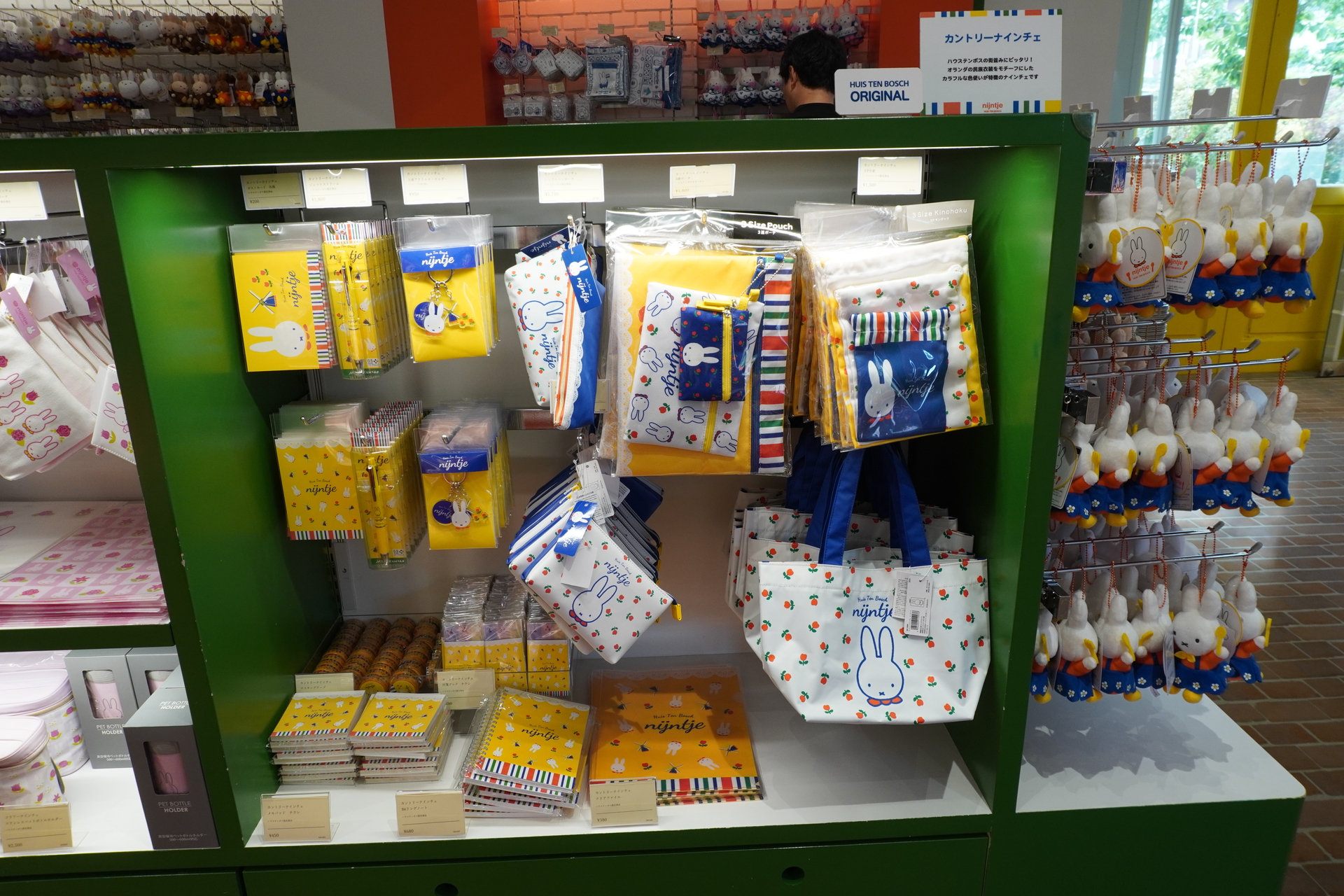 文具や雑貨がシリーズごとに並んでいる