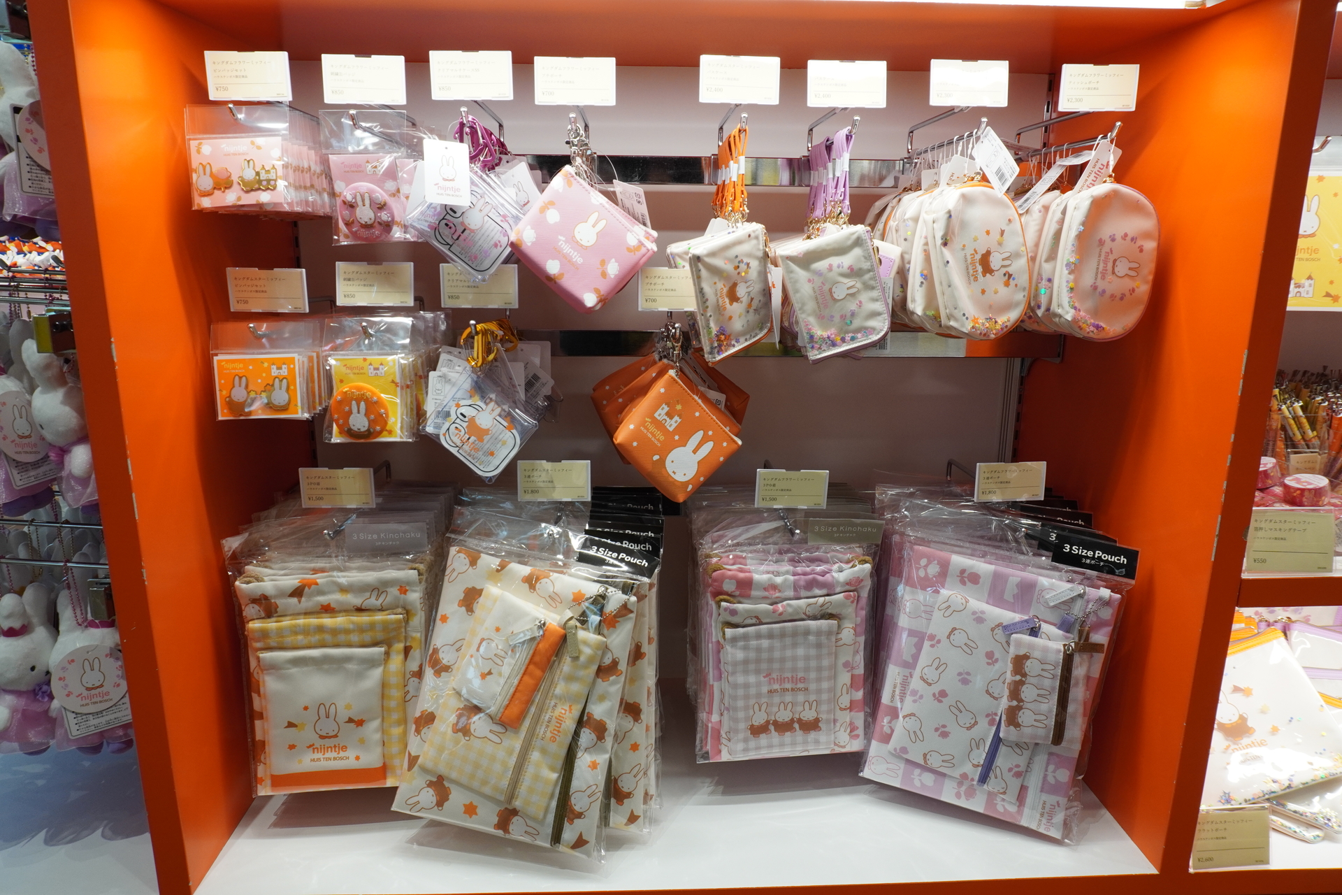 文具や雑貨がシリーズごとに並んでいる