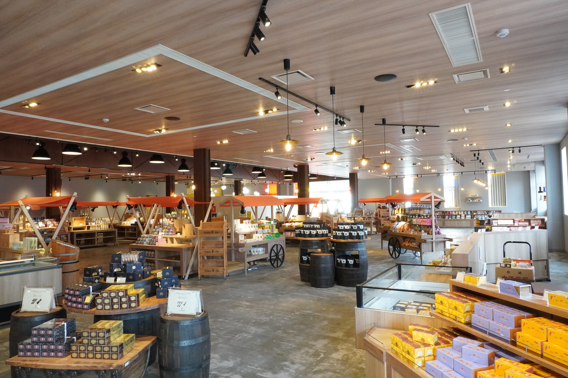 店内の様子（一部は準備中）