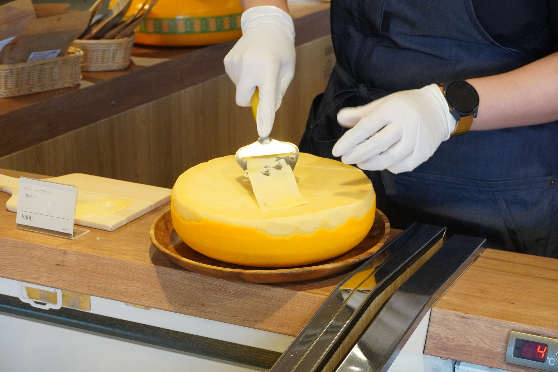 ヨーロッパのチーズやワインの試食（試飲）も用意している