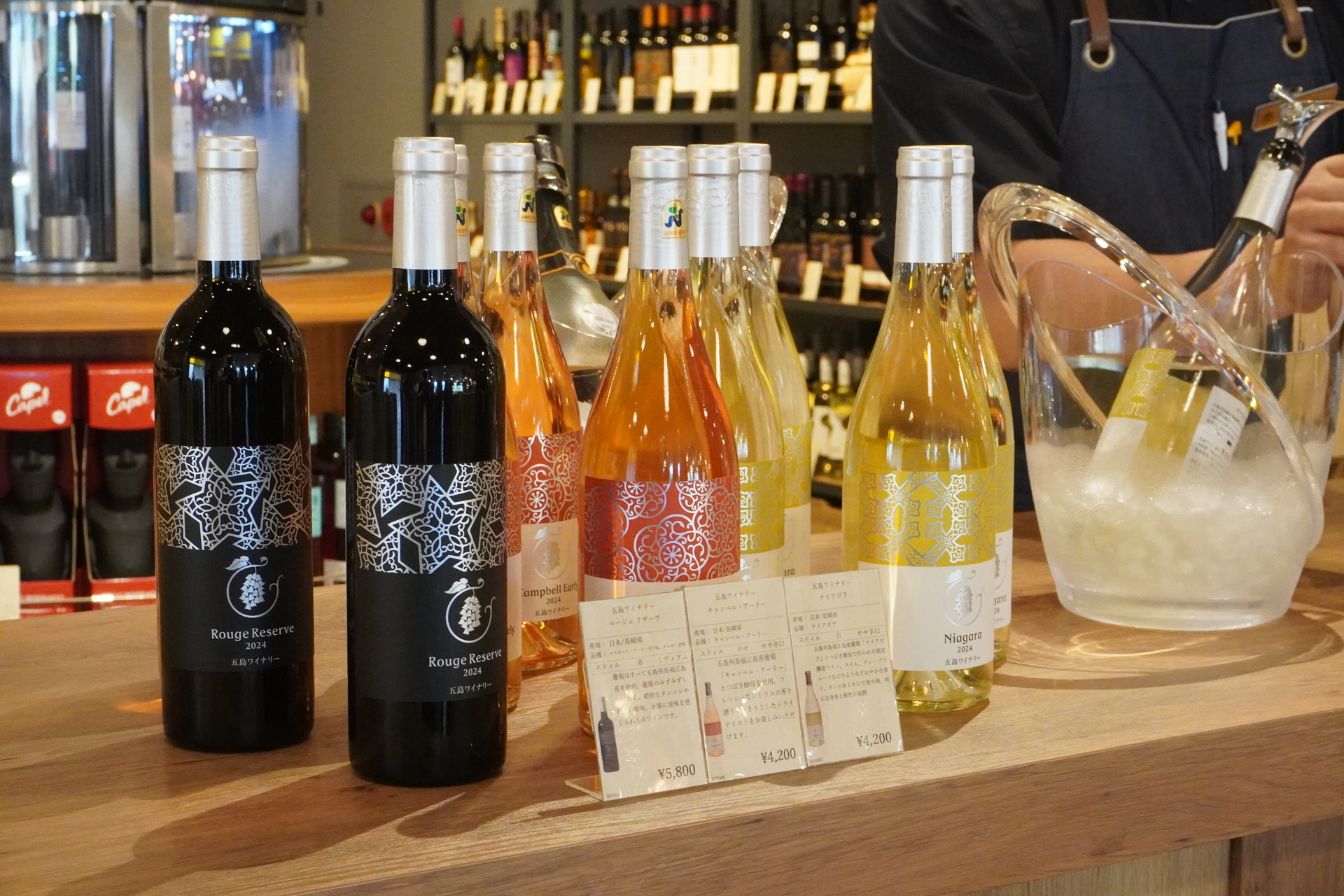 ヨーロッパのチーズやワインの試食（試飲）も用意している