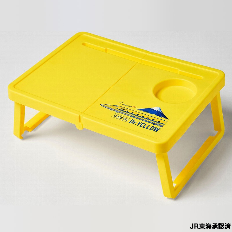 スマホを立てられる溝、カップホルダーが備わる