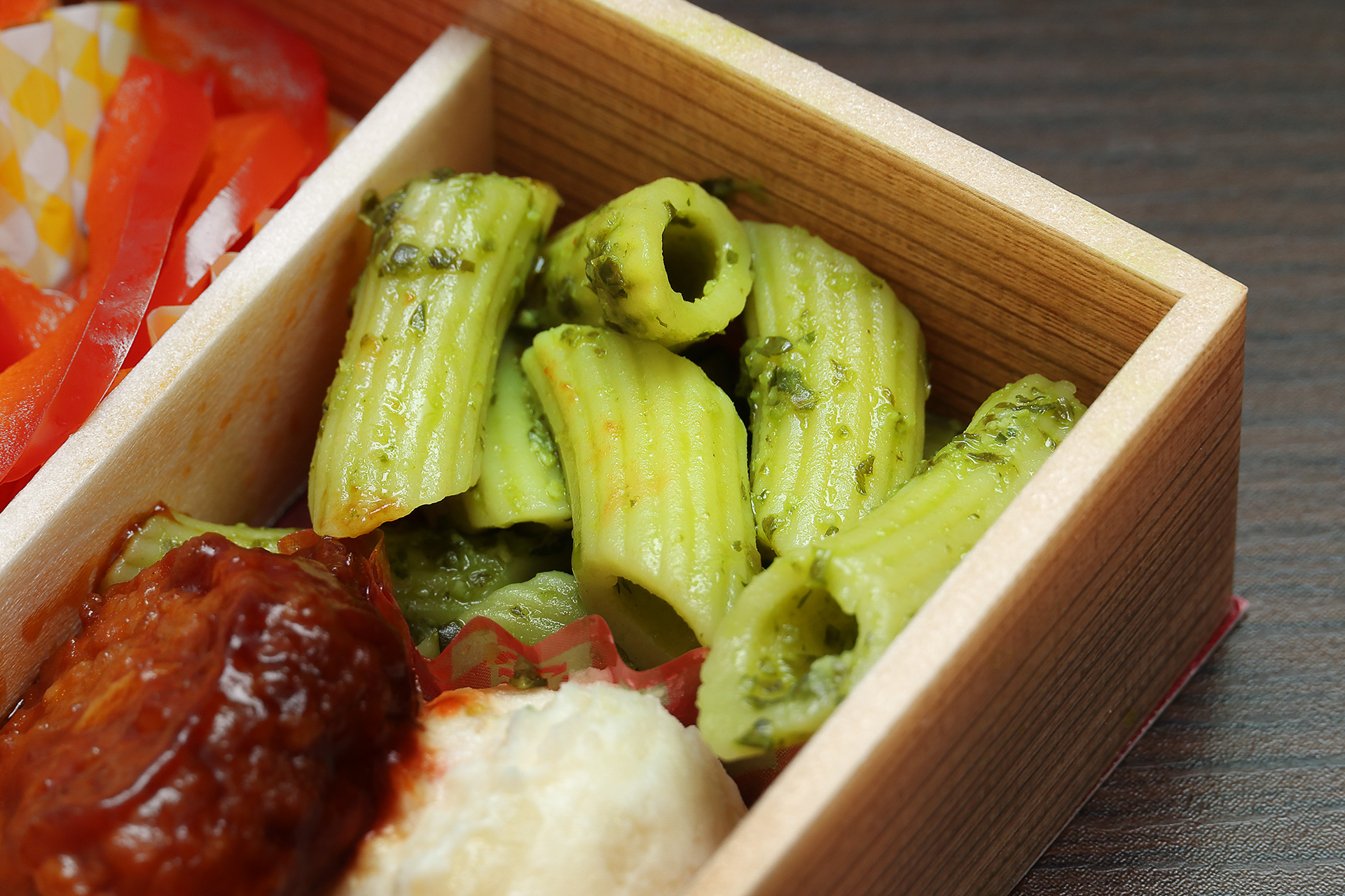 バジル味がとても強い、ほうれん草入りペンネのジェノベーゼソース和え