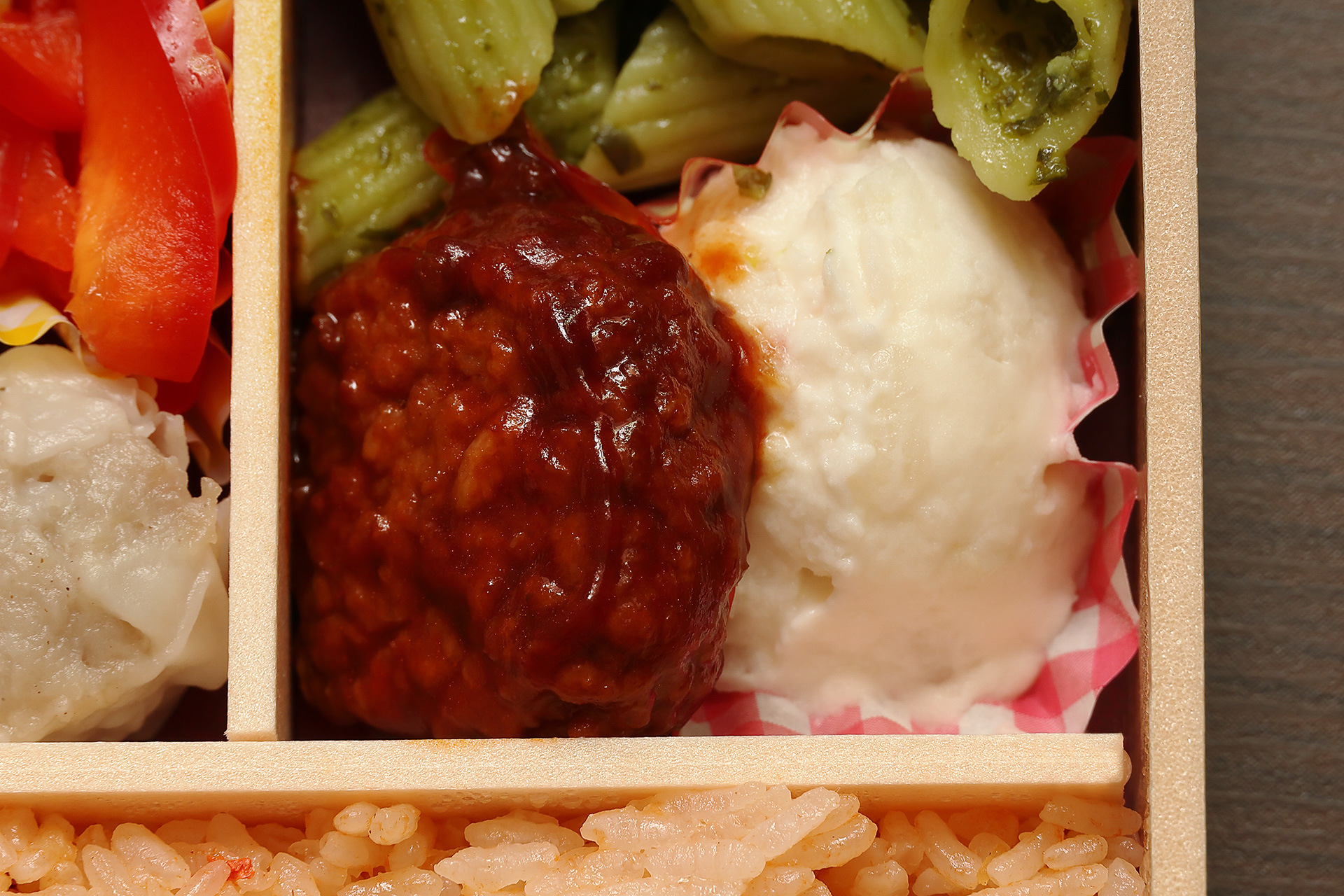 小さいながらも食べ応えのあるデミソースのハンバーグとポテトサラダ