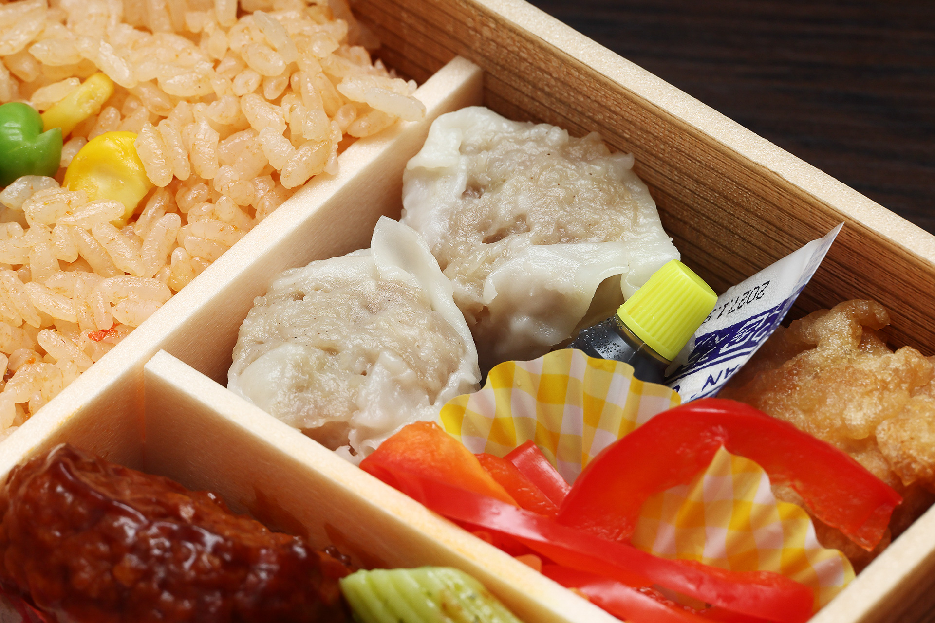 超定番、昔ながらのシウマイは2個。パプリカのピクルスはとてもさっぱりしています