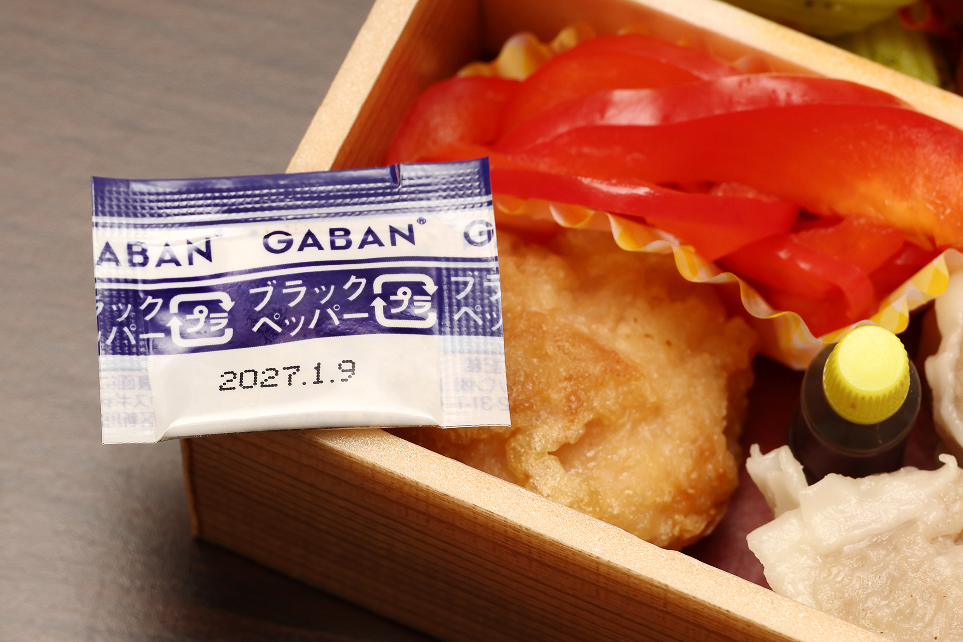 醤油のほかにブラックペッパーが添付されていますので、お好みでどうぞ