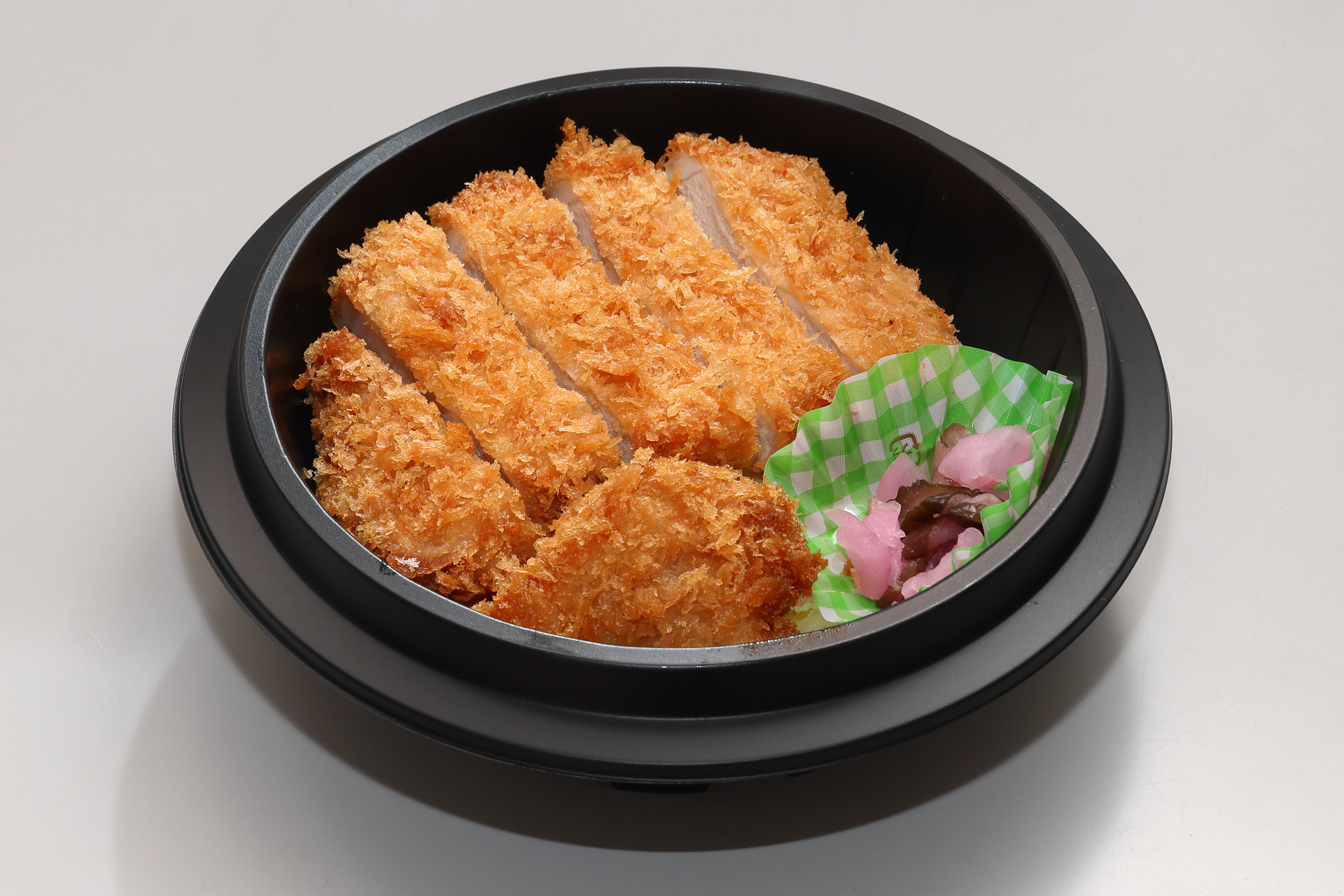 とんかつがびっしりと敷き詰められていてご飯が見えません