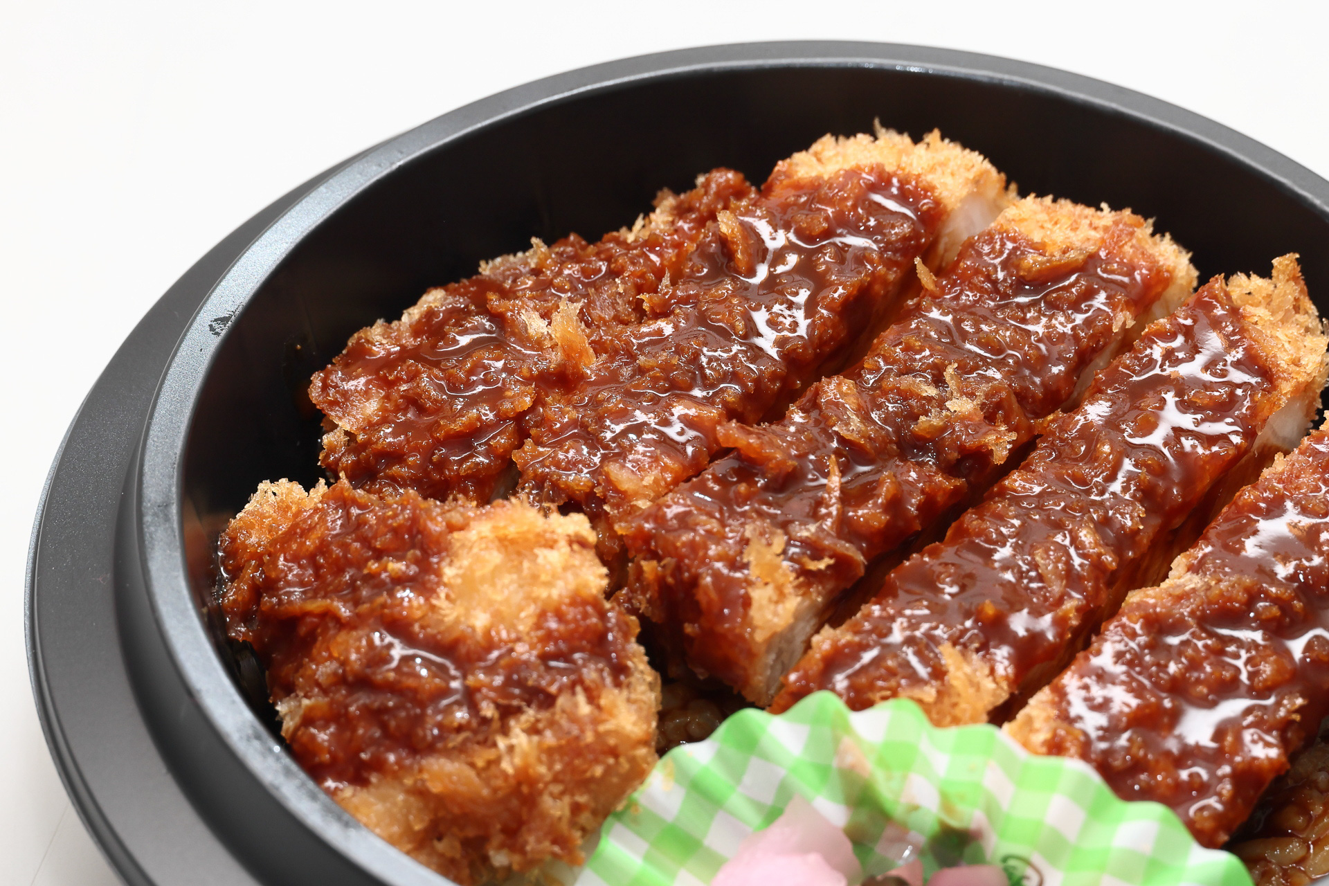 矢場とん秘伝のみそだれをタップリかけます