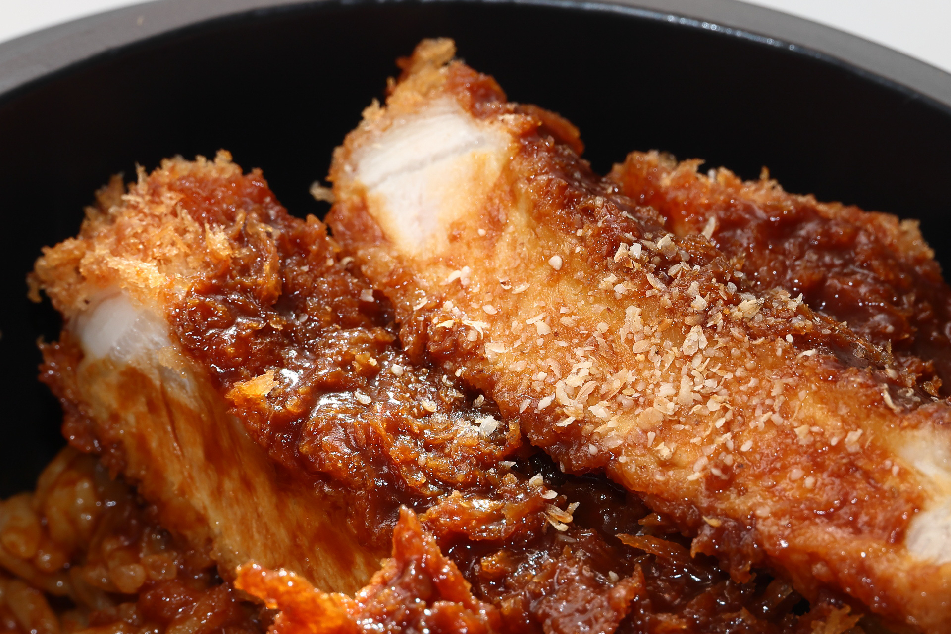 いり胡麻もタップリかけました。ボリューム満点の肉の厚みがうれしい