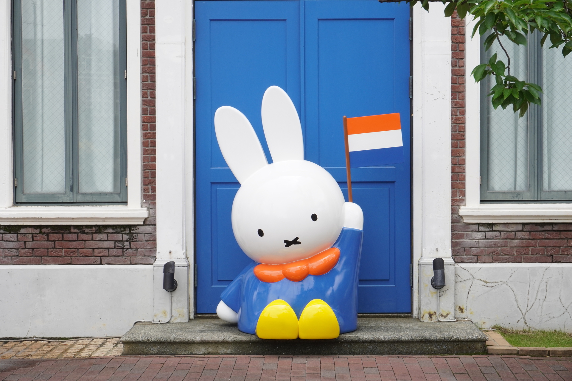 ブルーナカラーにこだわった街並みはどこを切り取ってもおしゃれ