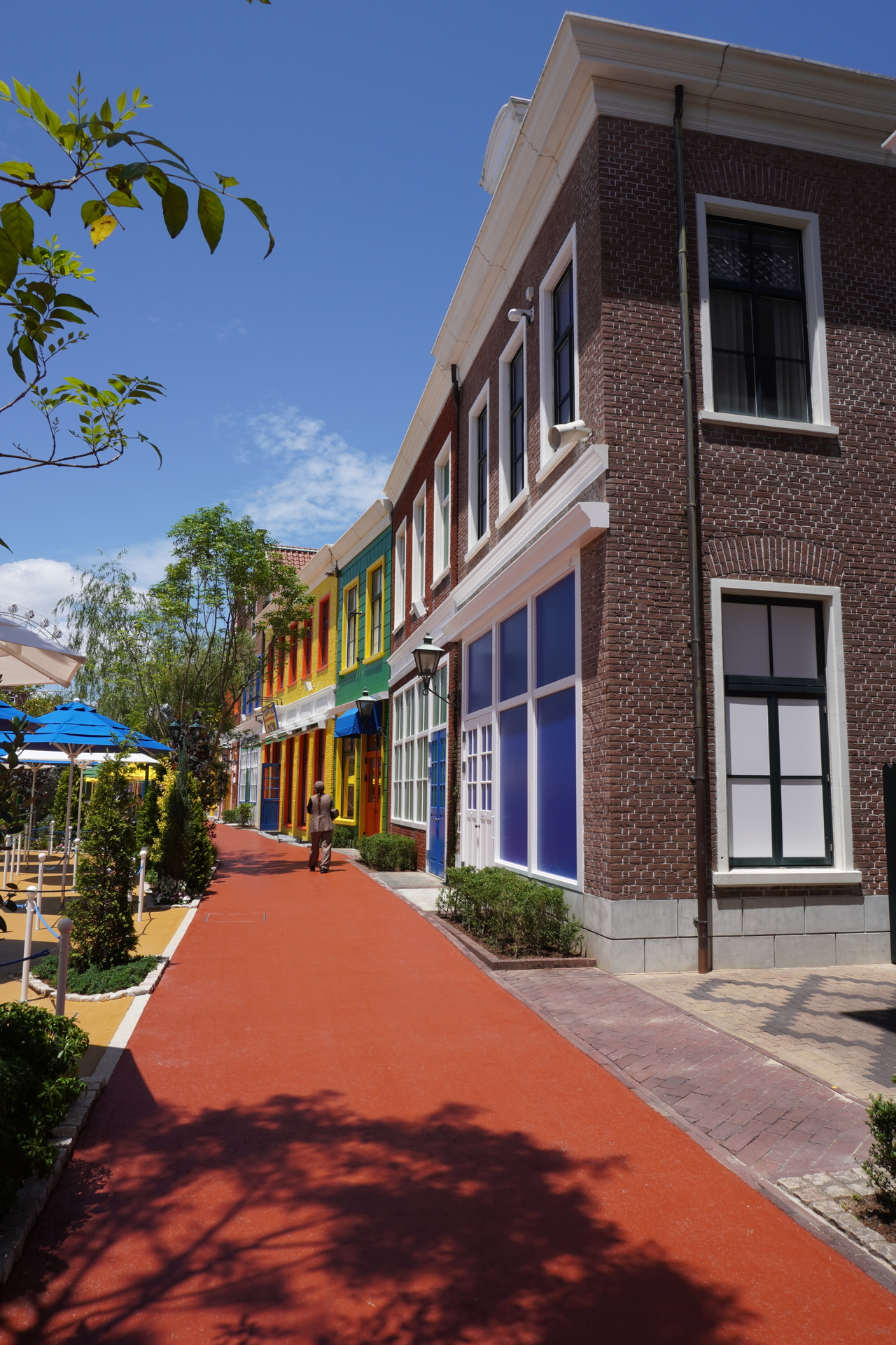 ブルーナカラーにこだわった街並みはどこを切り取ってもおしゃれ