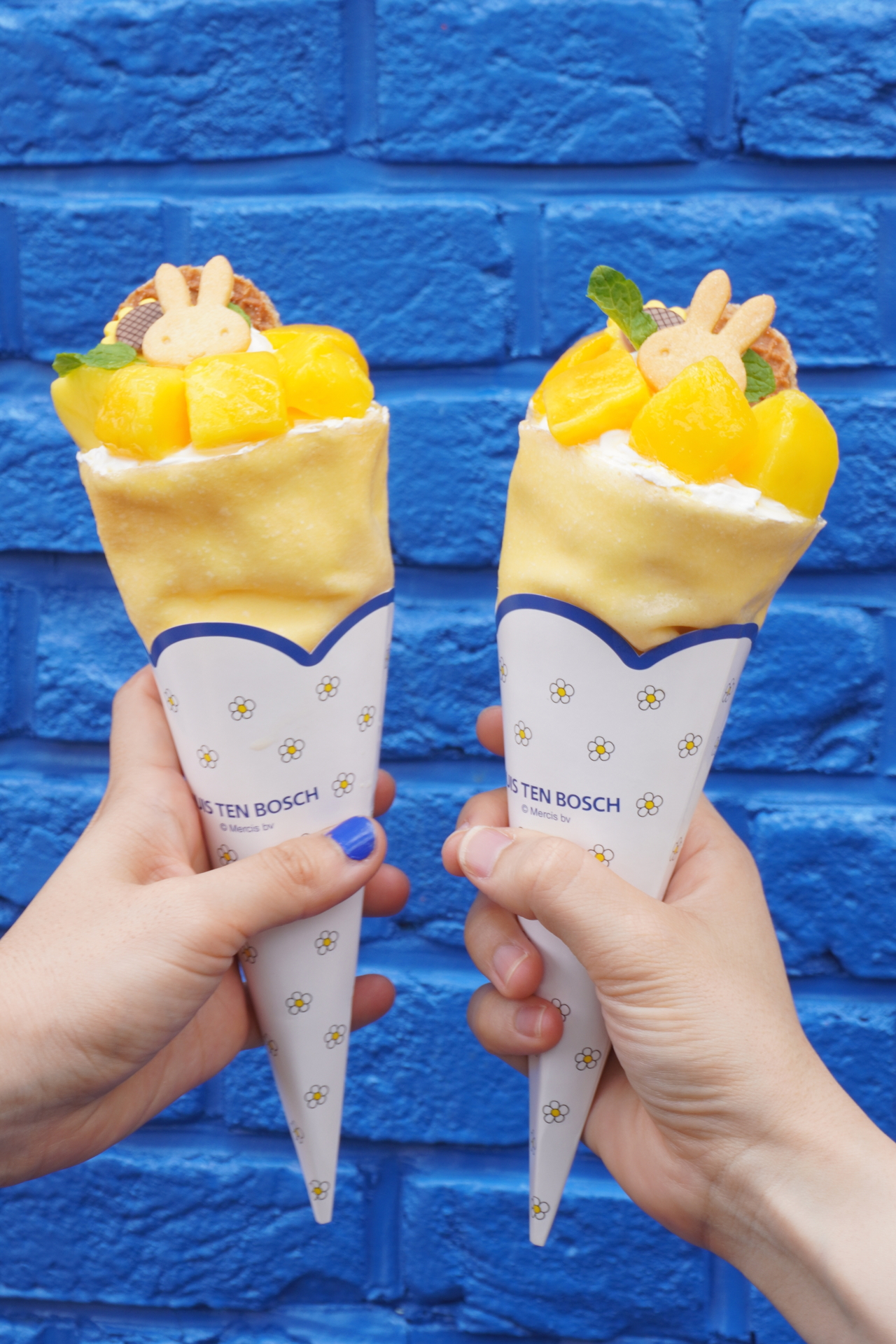 ブルーナカラーにこだわった街並みはどこを切り取ってもおしゃれ