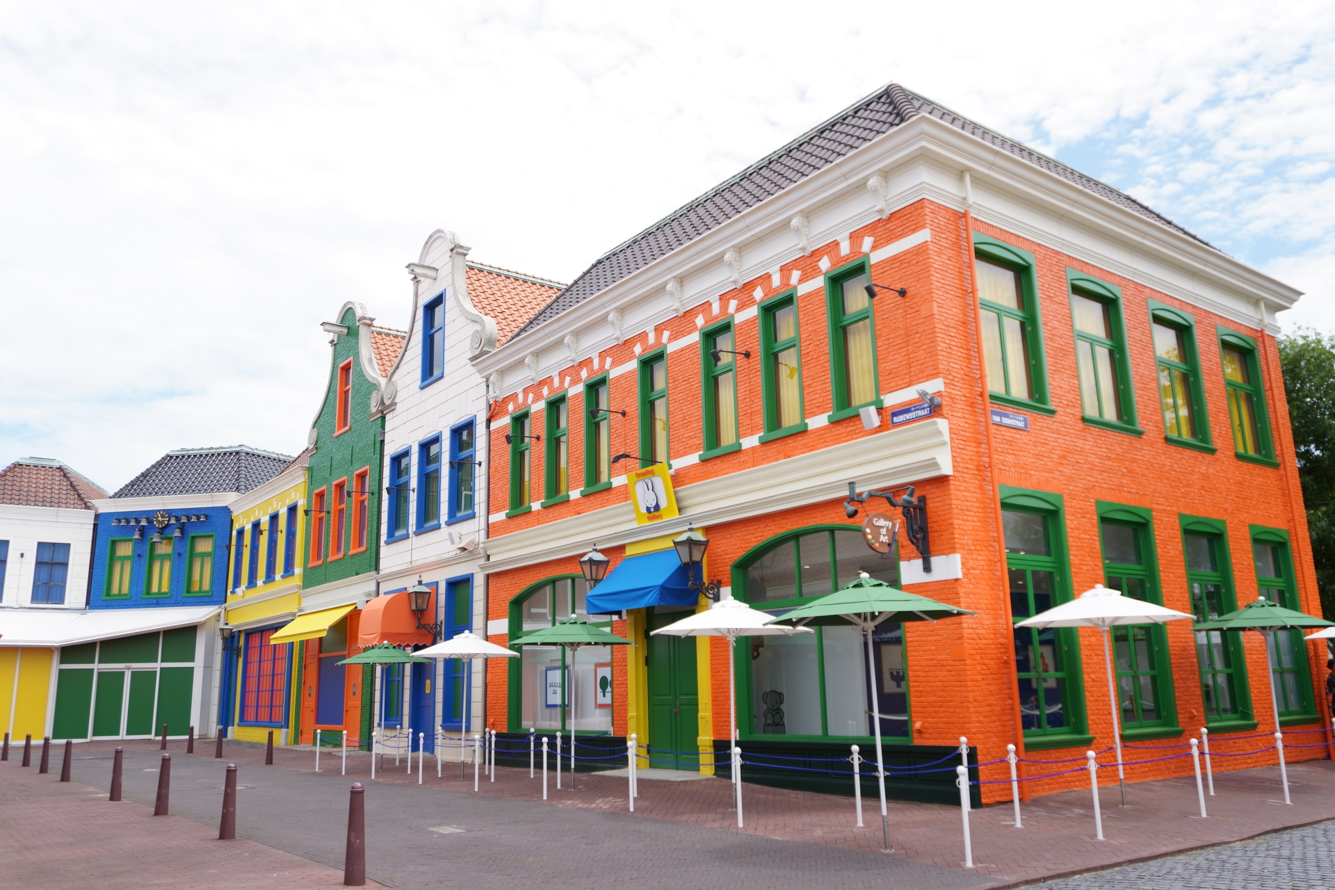 ブルーナカラーにこだわった街並みはどこを切り取ってもおしゃれ