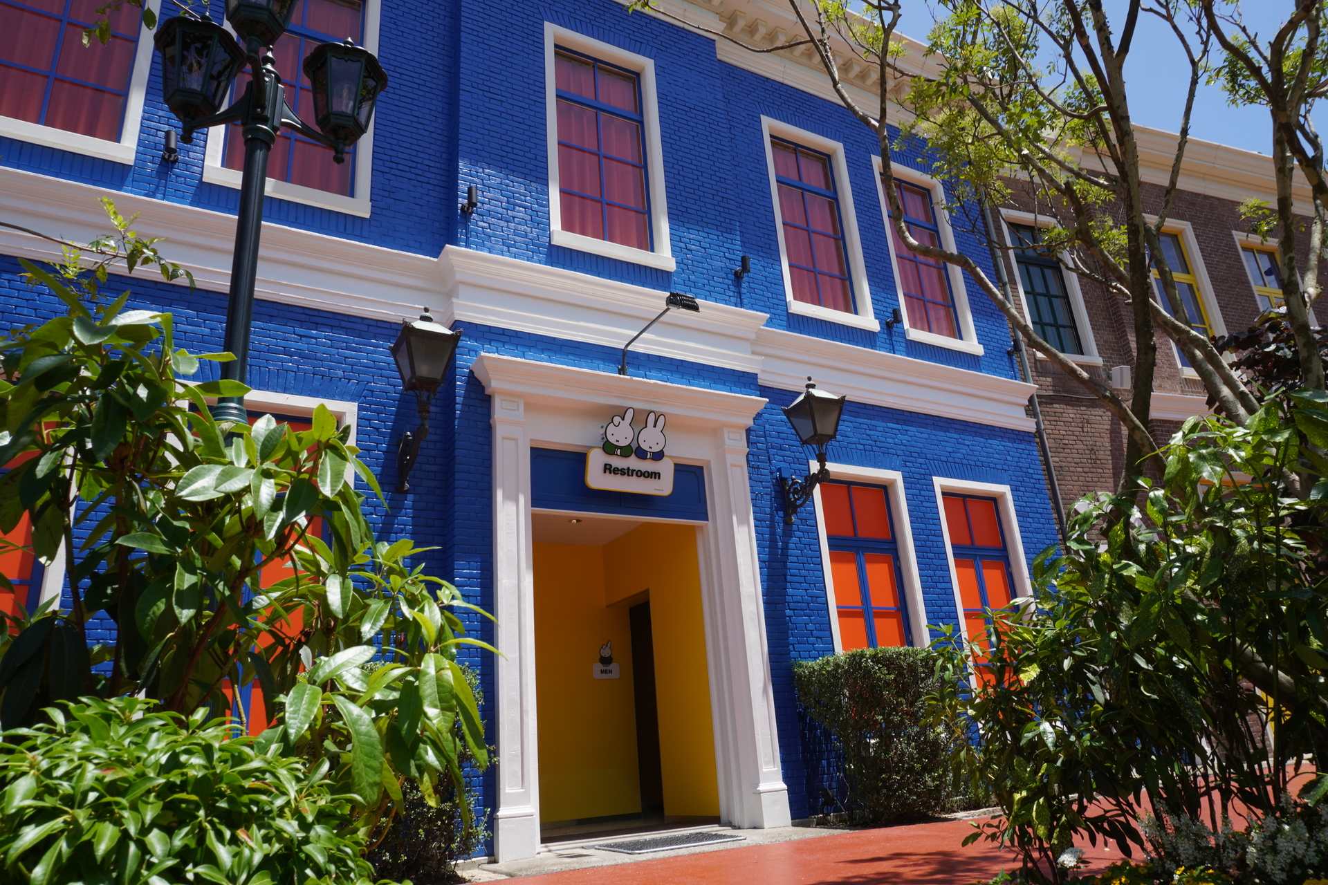 ブルーナカラーにこだわった街並みはどこを切り取ってもおしゃれ