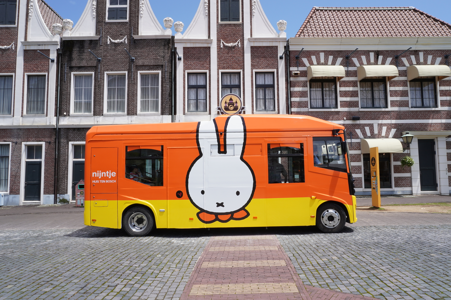 エリア・ホテル間の移動はバスやクルーザーを利用するのがお勧め